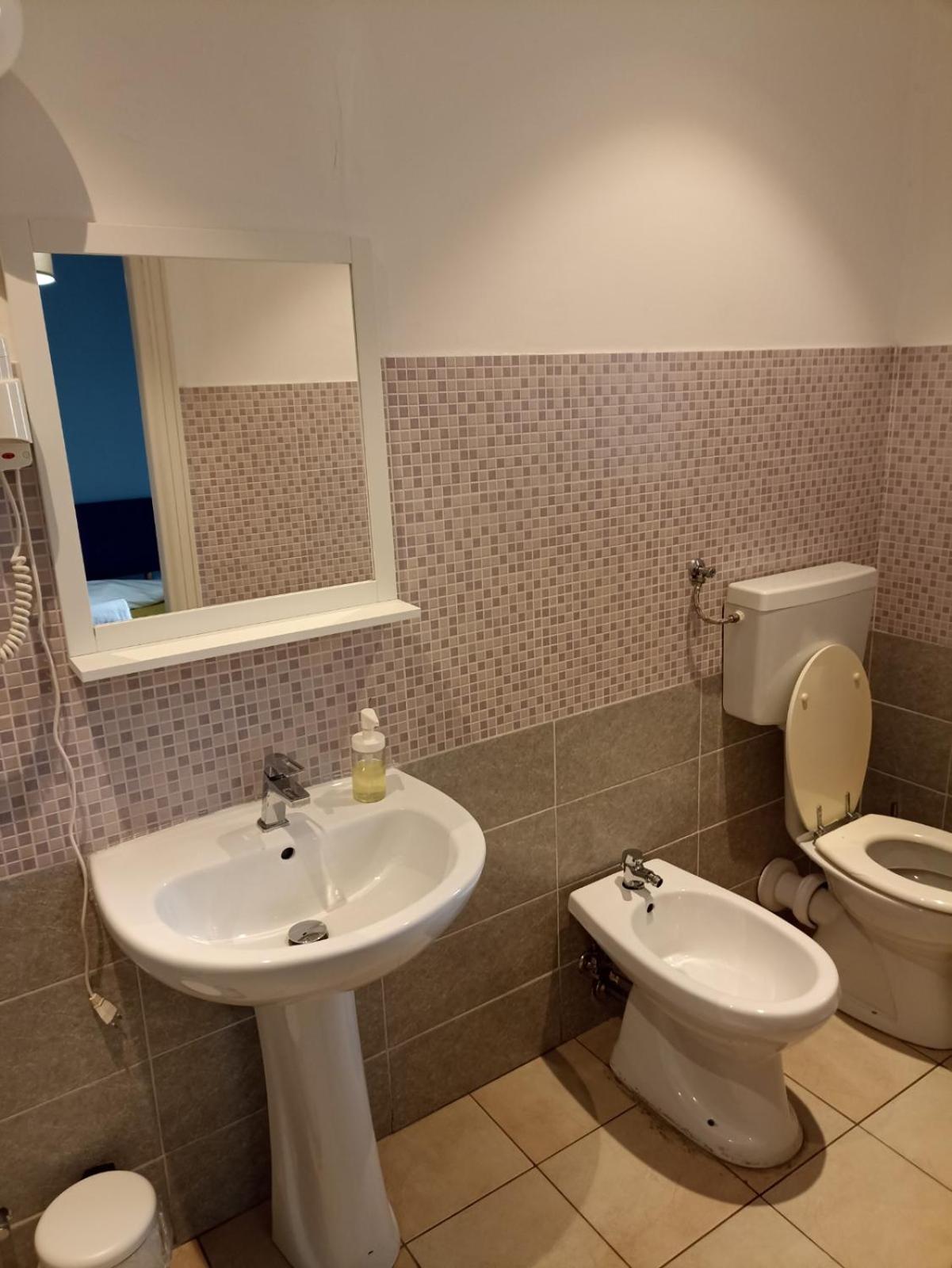 Double Room With Private External Bathroom photo 2