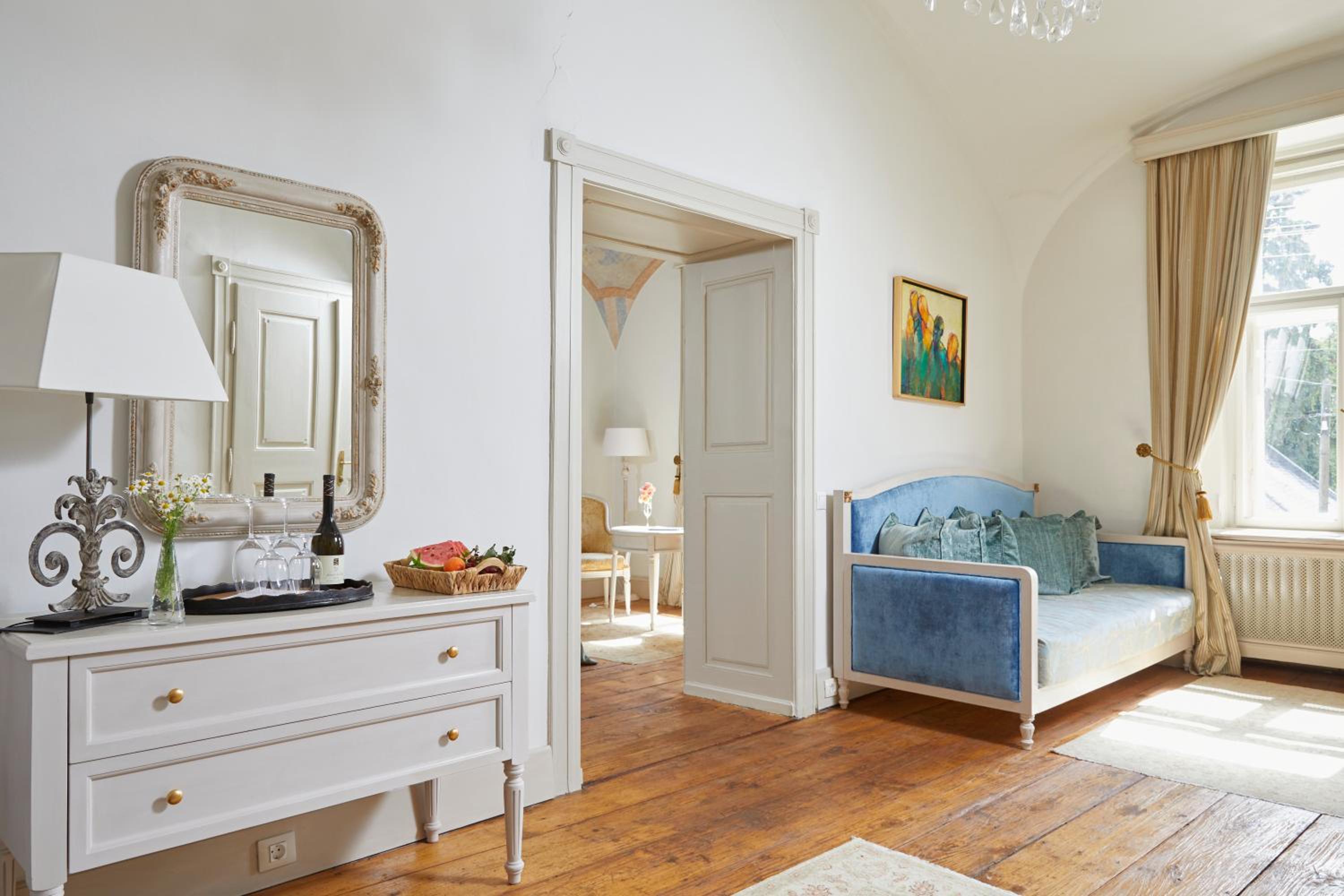 Deluxe King Suite photo 1