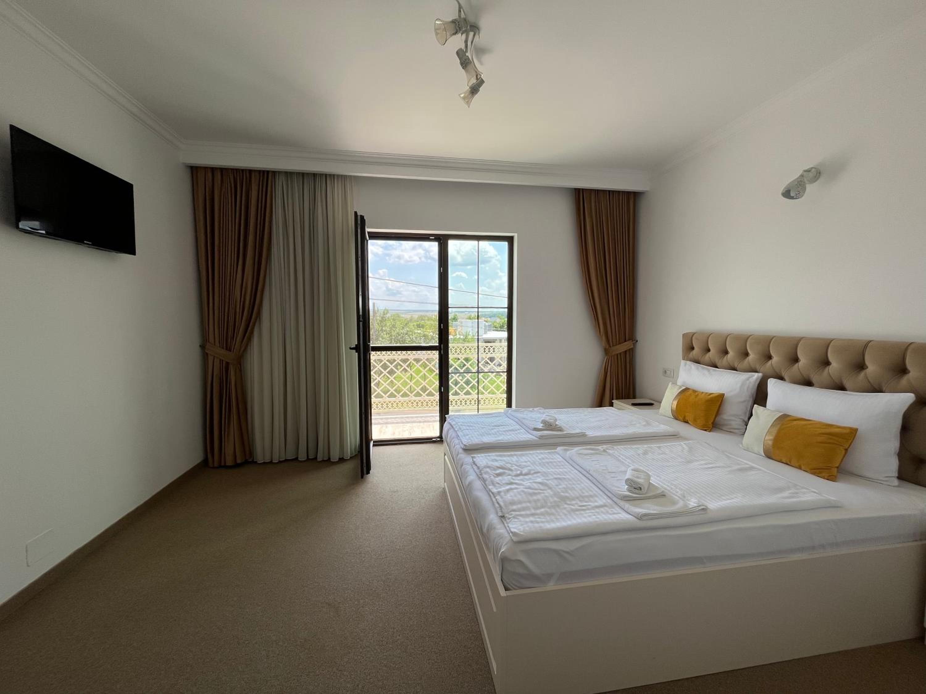 Deluxe Double Room (2 Adults + 1 Child) photo 1