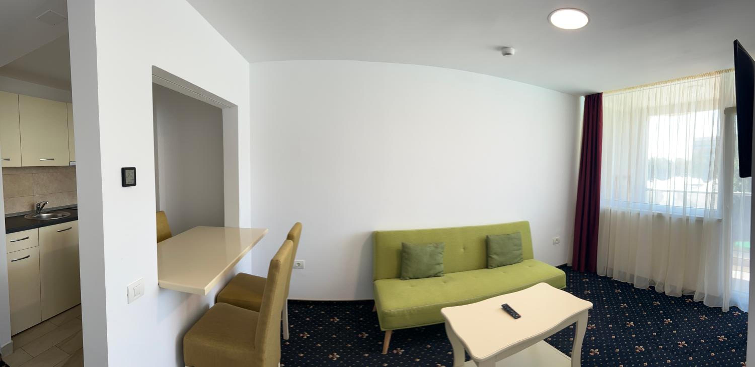 Apartment with Balcony - Photo 6