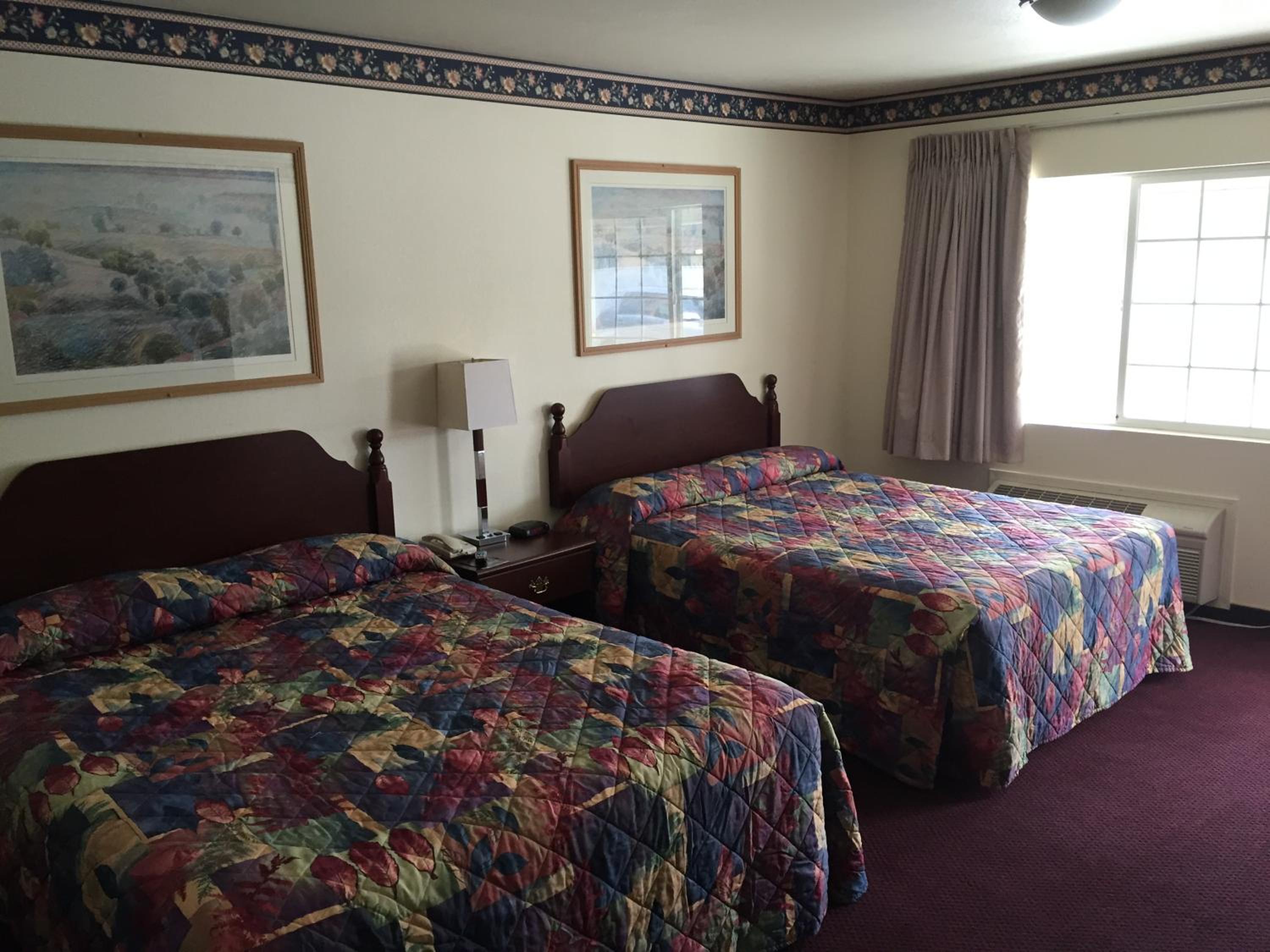 Queen Room with Two Queen Beds photo 2