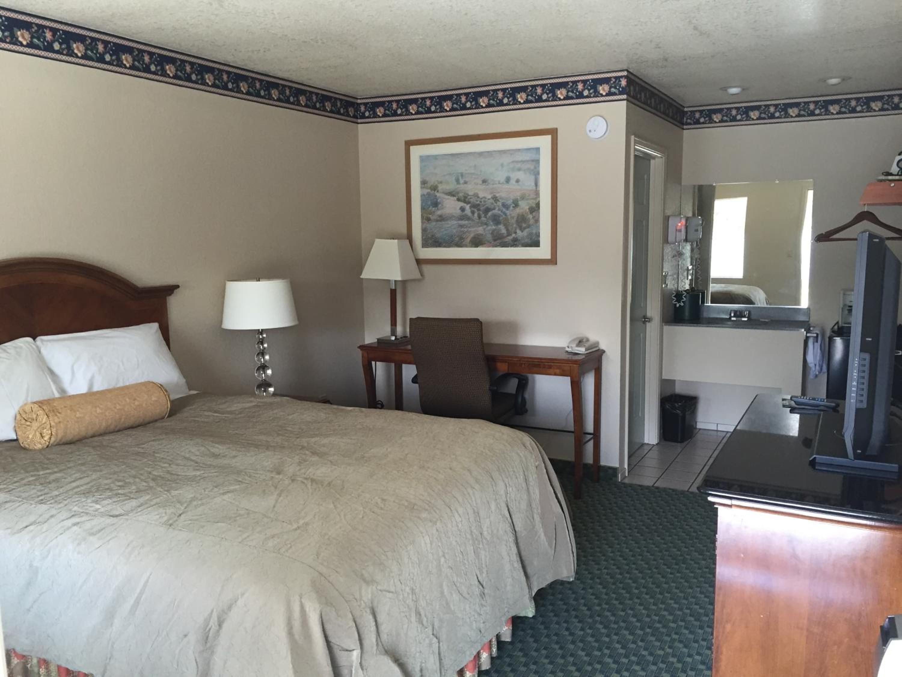 Queen Room photo 2