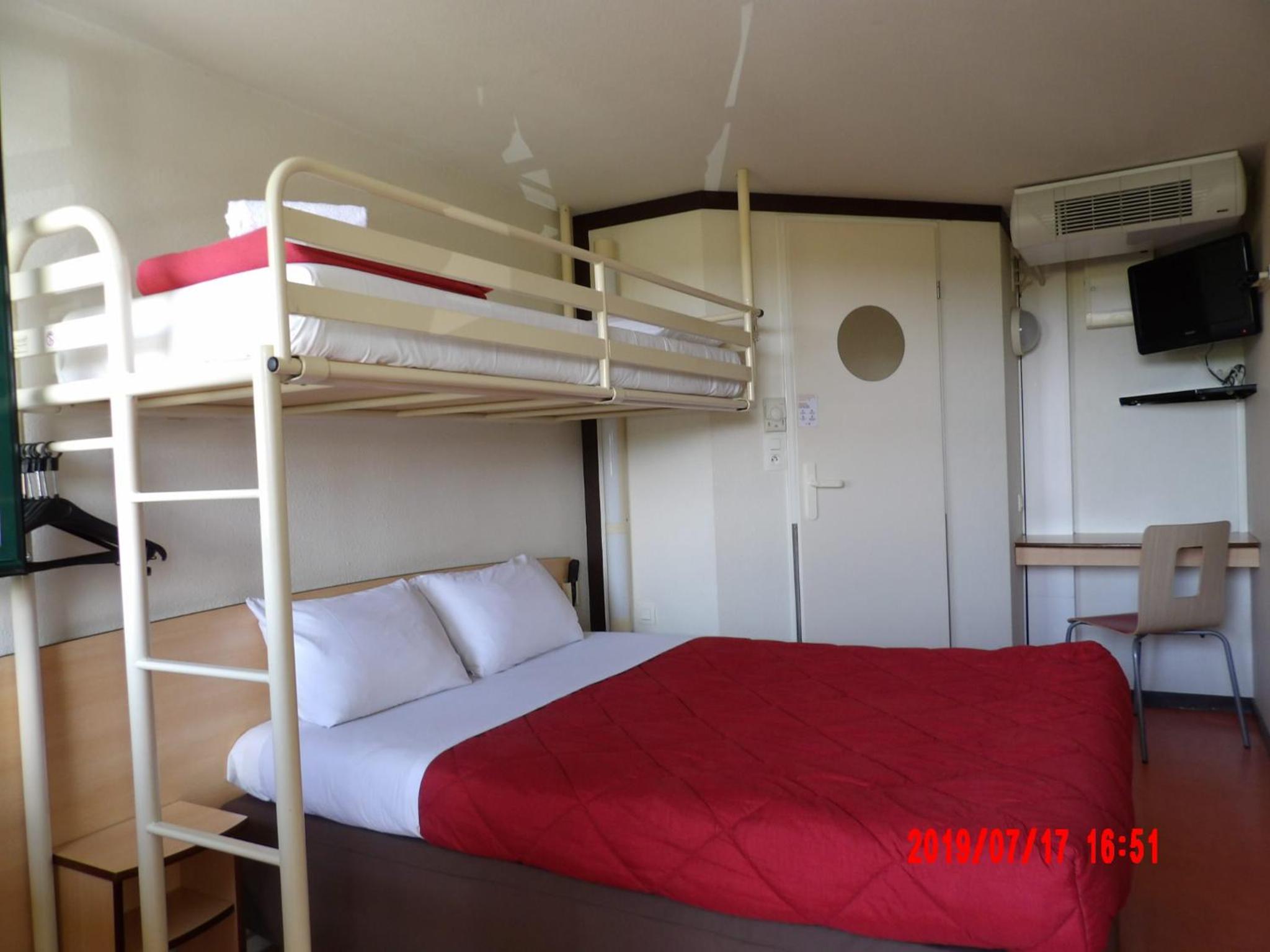 Triple Room (1 Double Bed + 1 Single Bed) - Photo 1