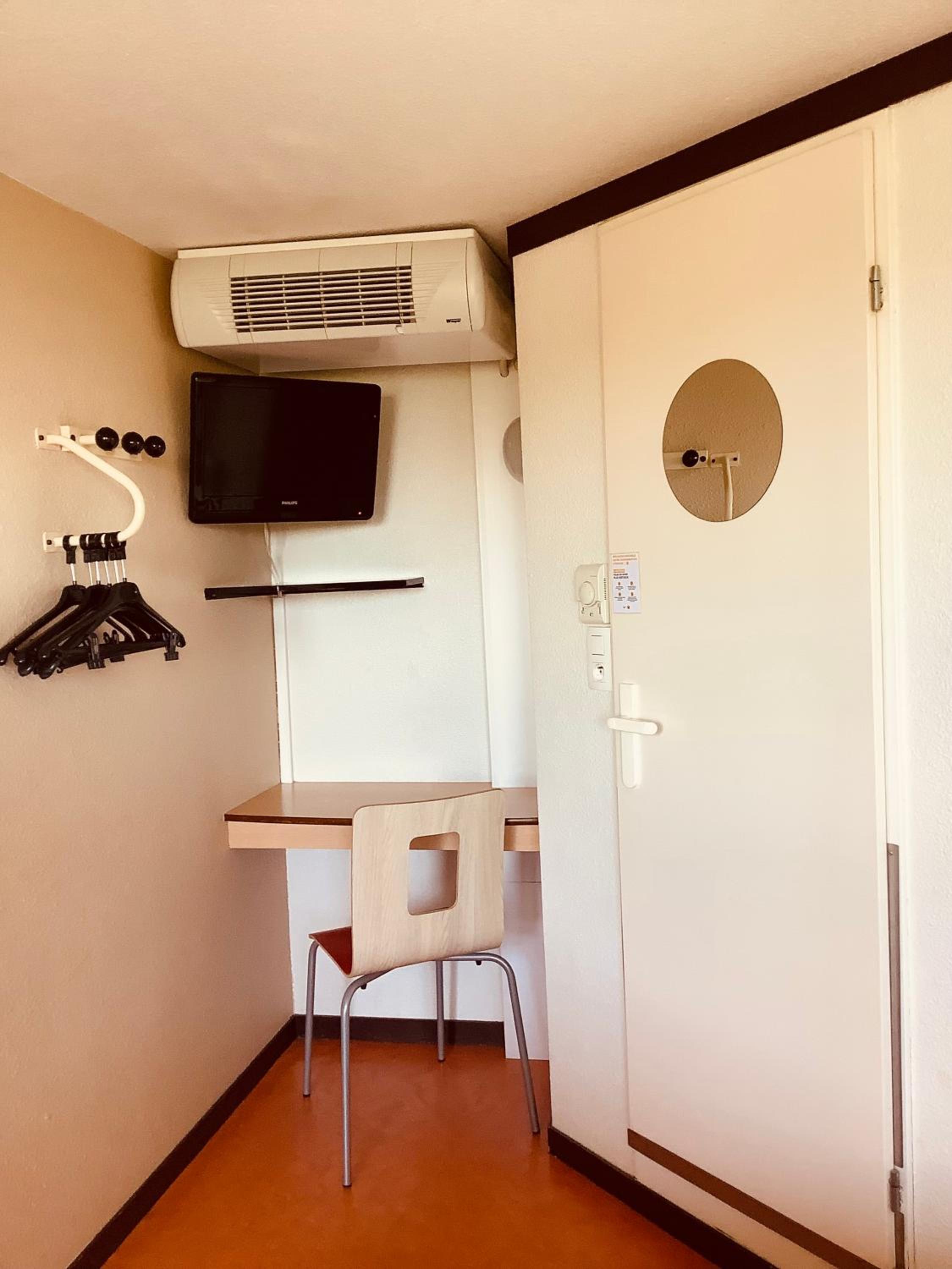 Triple Room (1 Double Bed + 1 Single Bed) - Photo 3