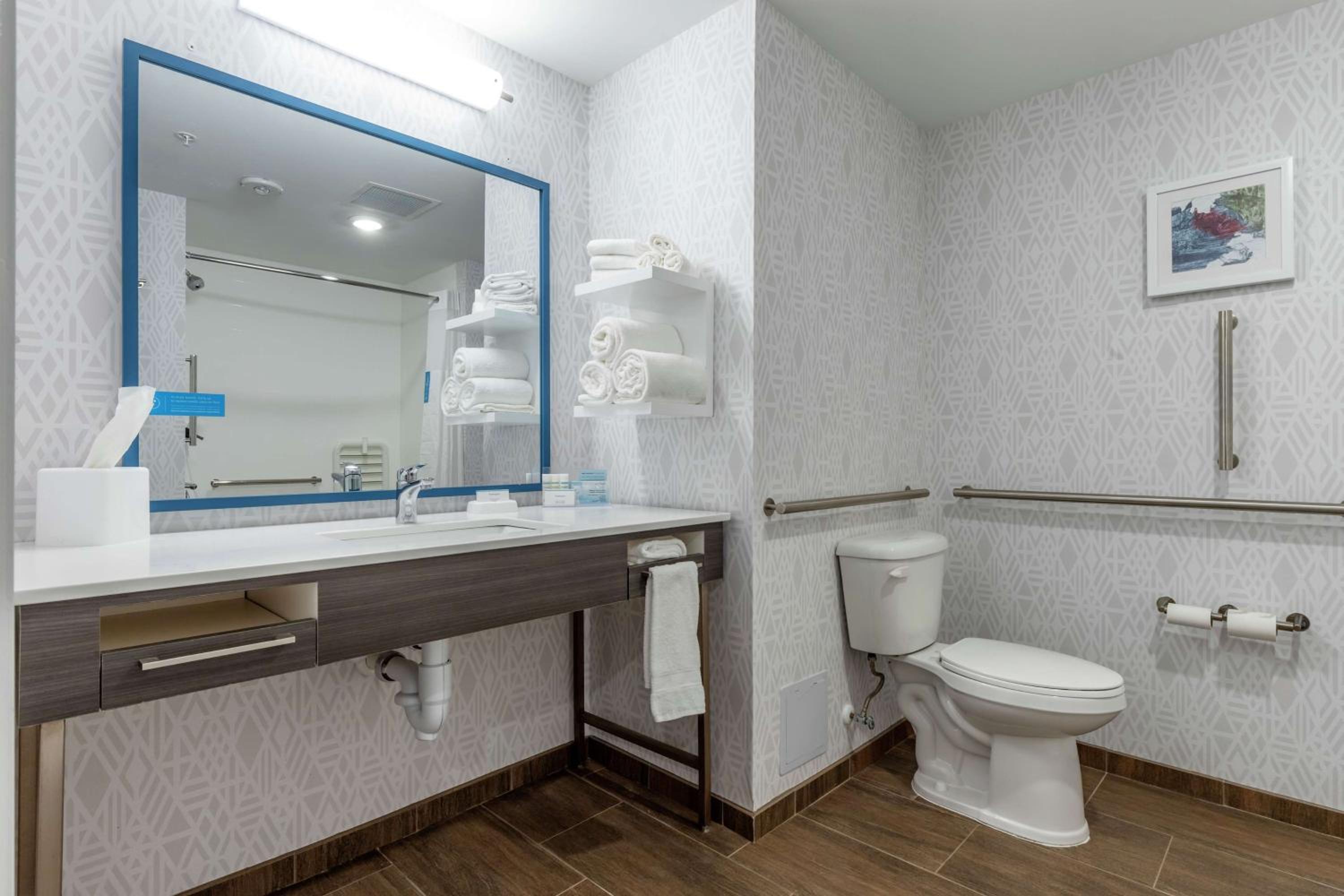 Queen Room with Two Queen Beds - Hearing Access/Non-Smoking photo 2