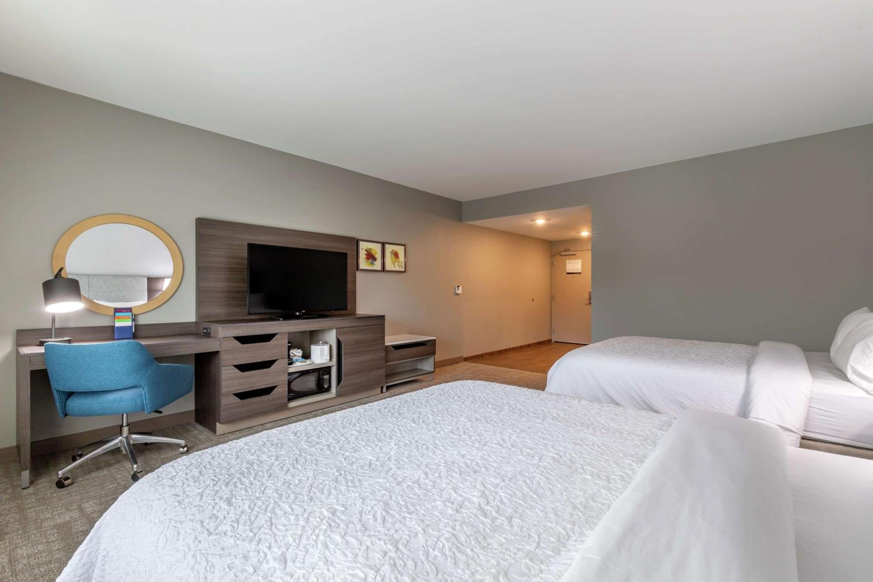 Queen Room with Two Queen Beds photo 1