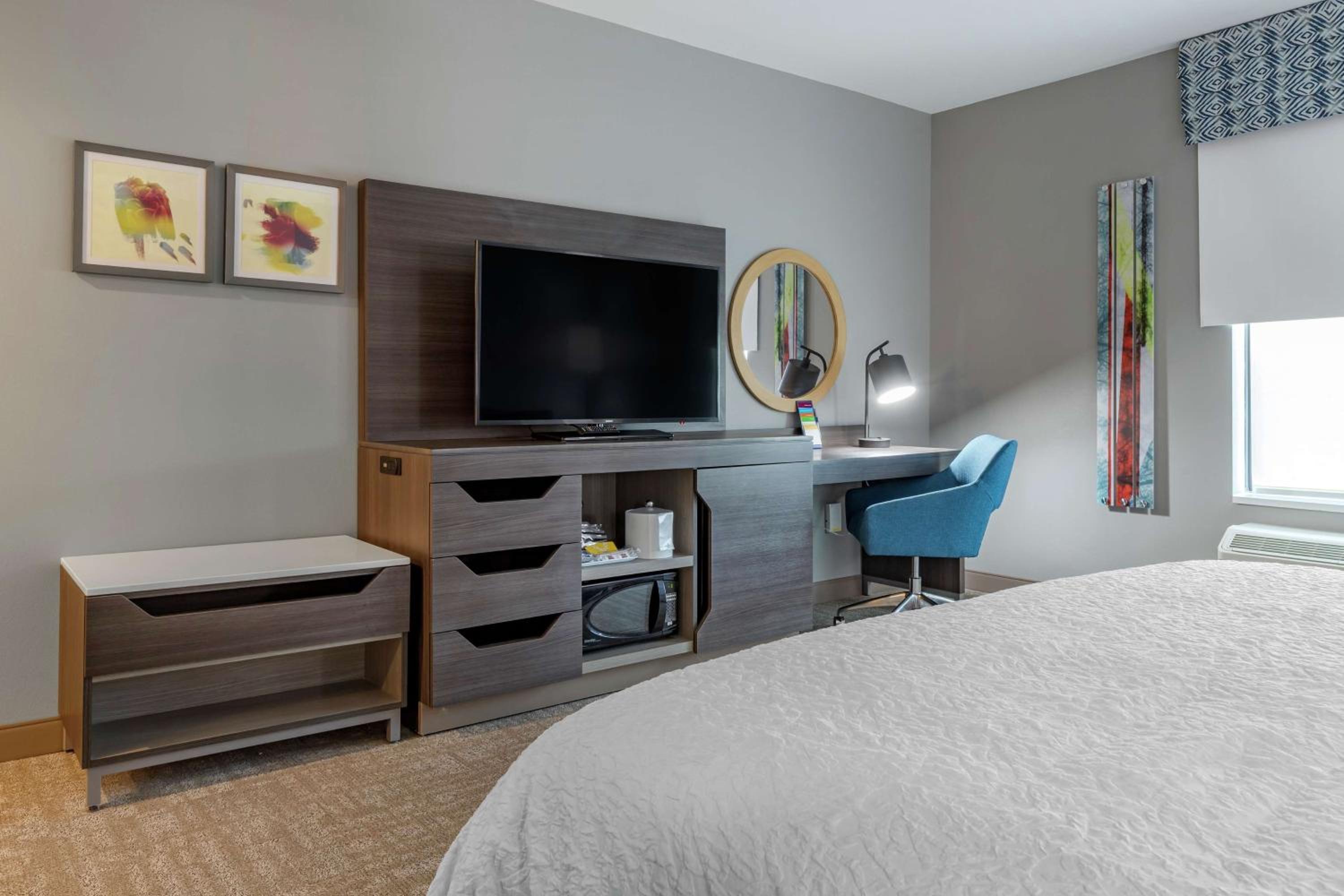 King Room with Roll-in Shower - Disability Accessible/Non-Smoking photo 2