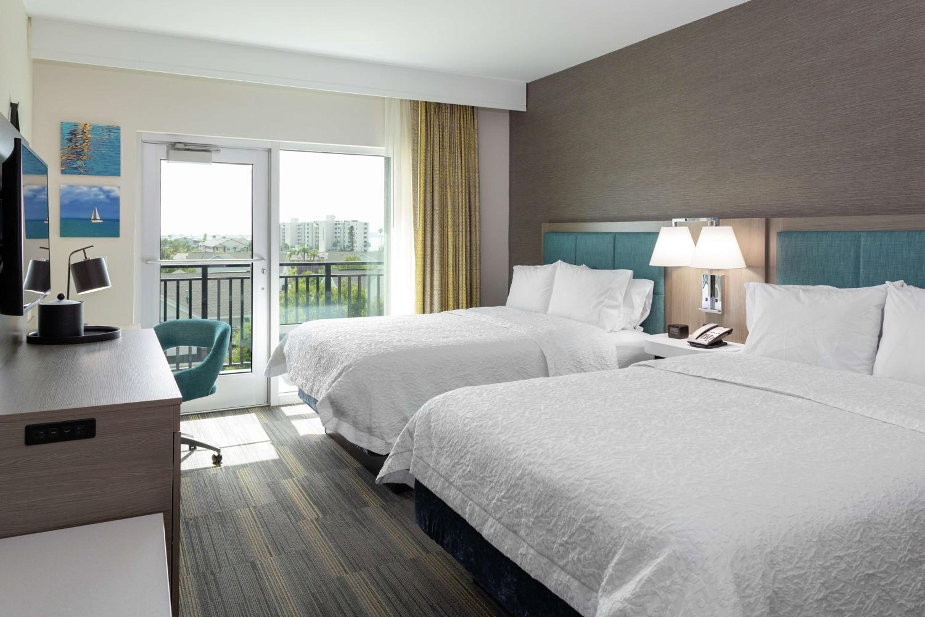 Queen Room with Two Queen Beds and Balcony photo 1