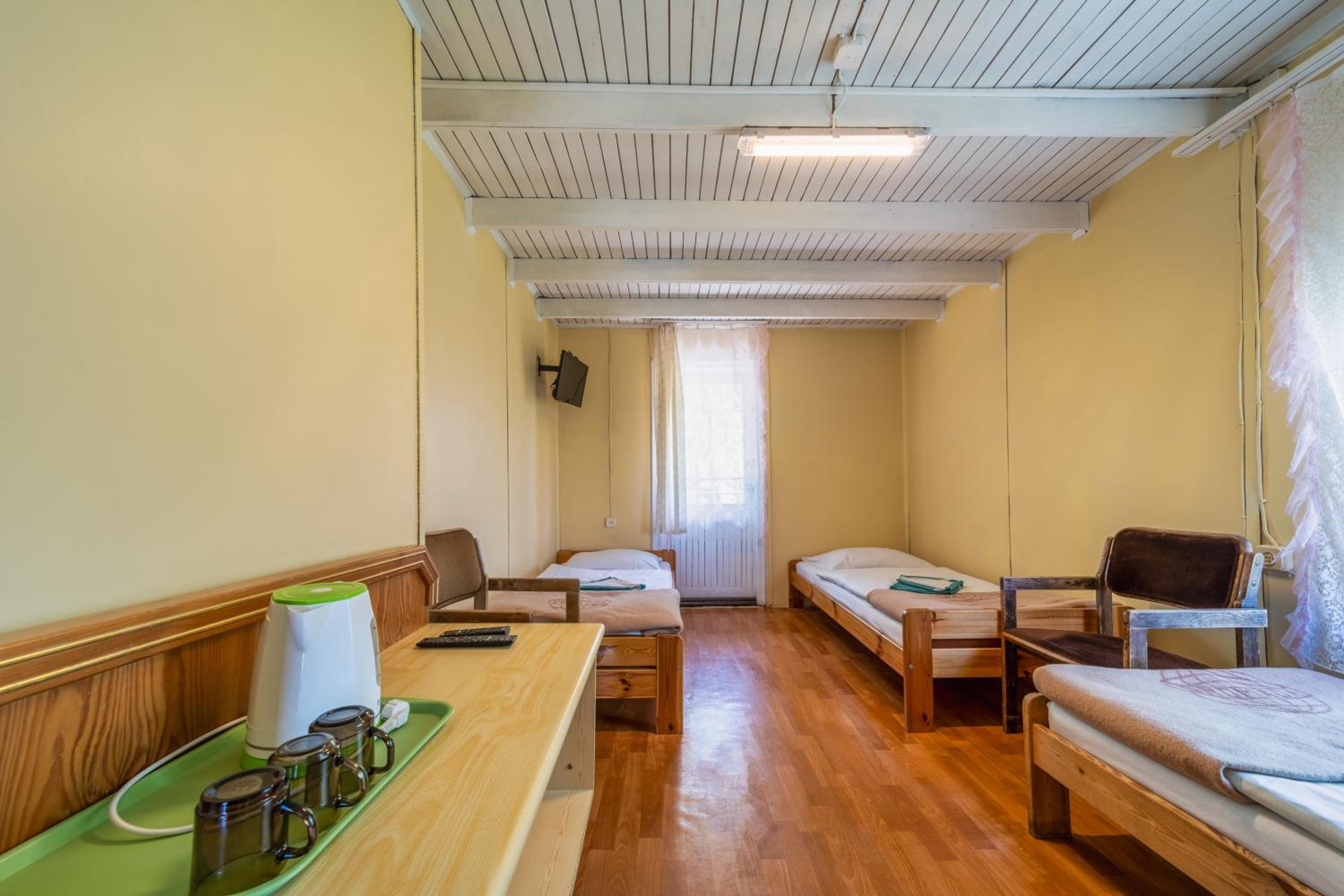 Economy Twin Room with Shared Bathroom photo 2