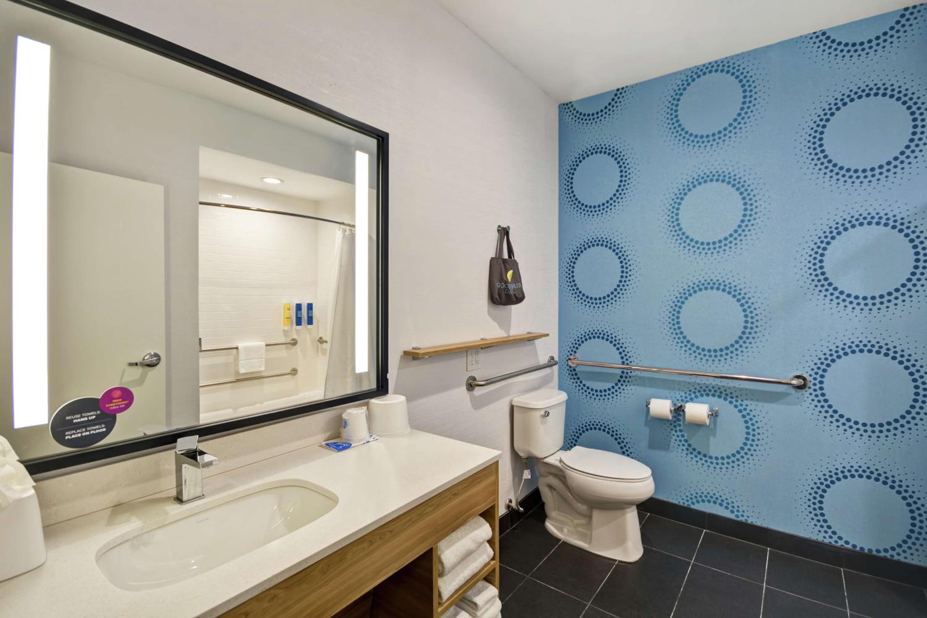 Queen Room with Two Queen Beds - Mobility and Hearing Access - Photo 3