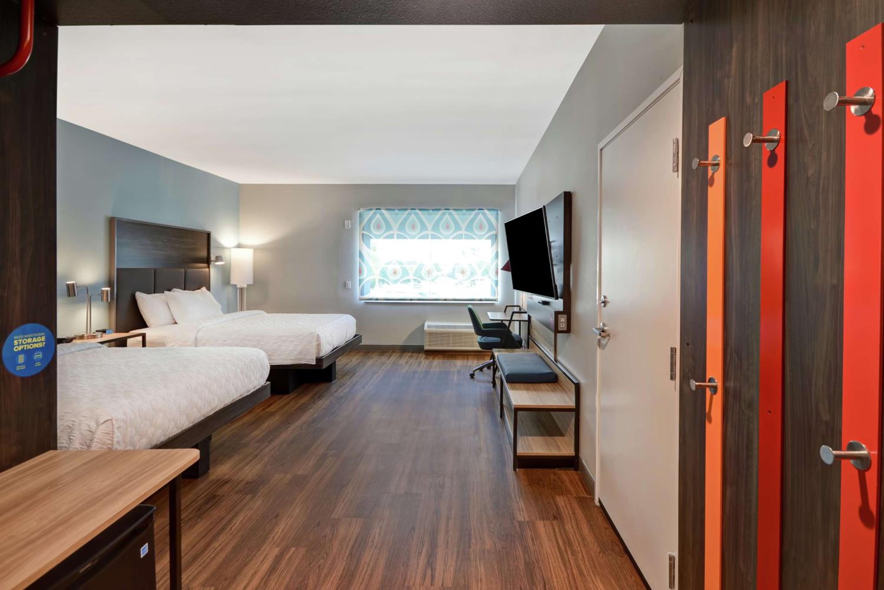 Queen Room with Two Queen Beds - Photo 5
