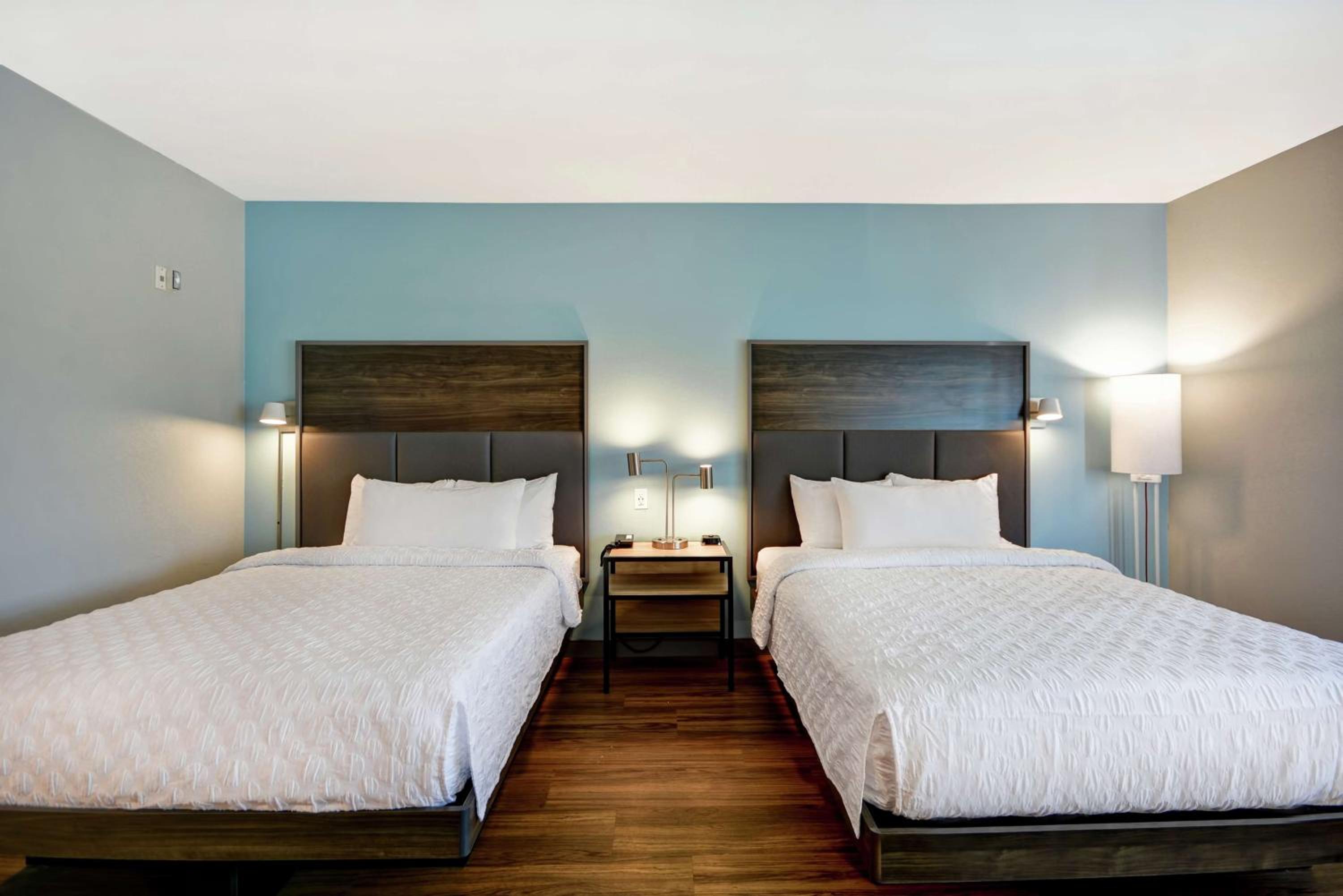 Queen Room with Two Queen Beds - Photo 3