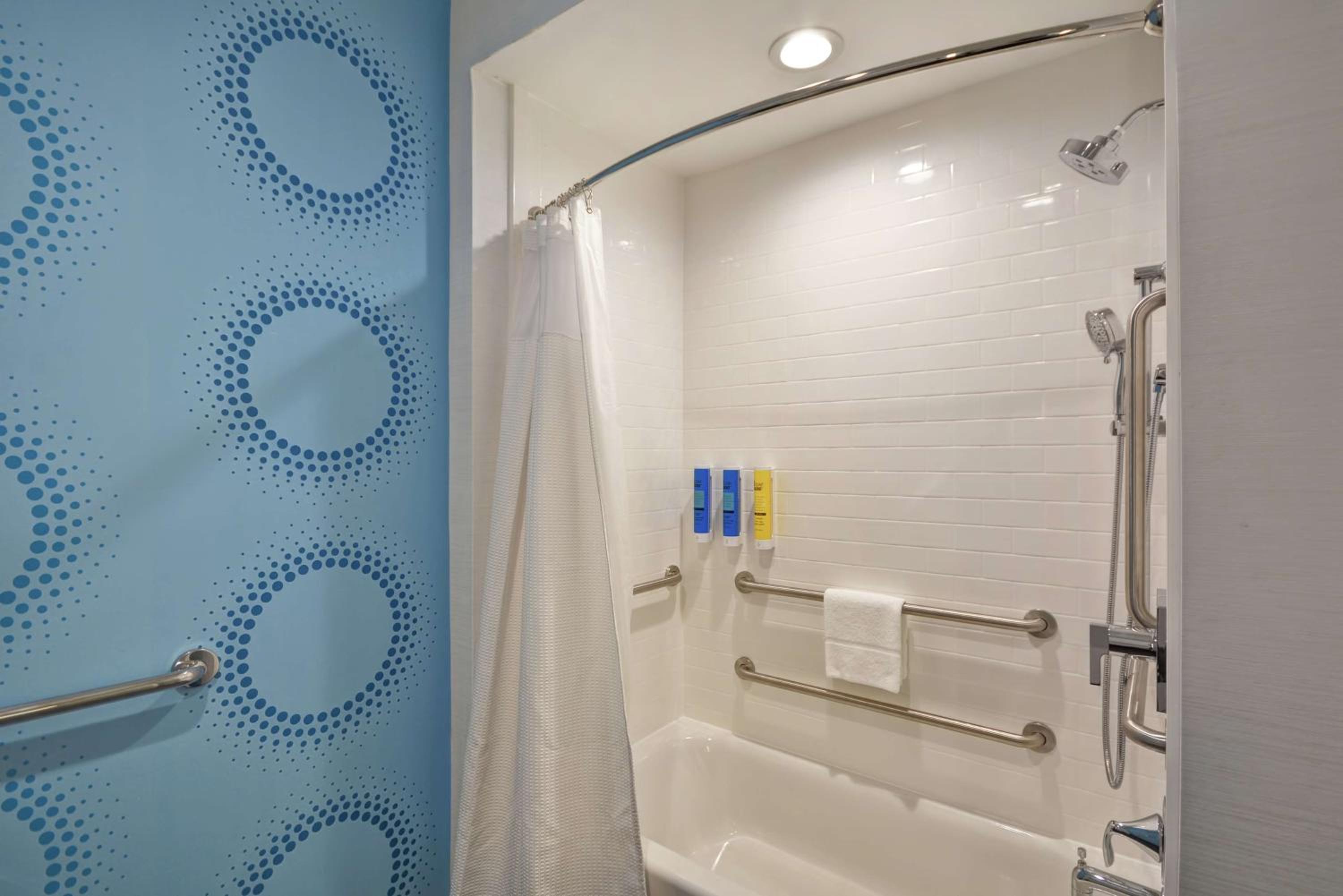 Queen Room with Two Queen Beds - Mobility and Hearing Access - Photo 2