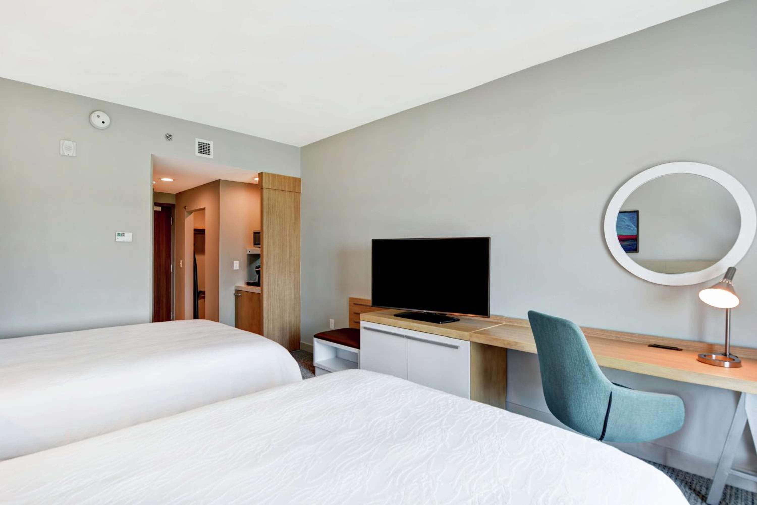 Queen Room with Two Queen Beds - Photo 5