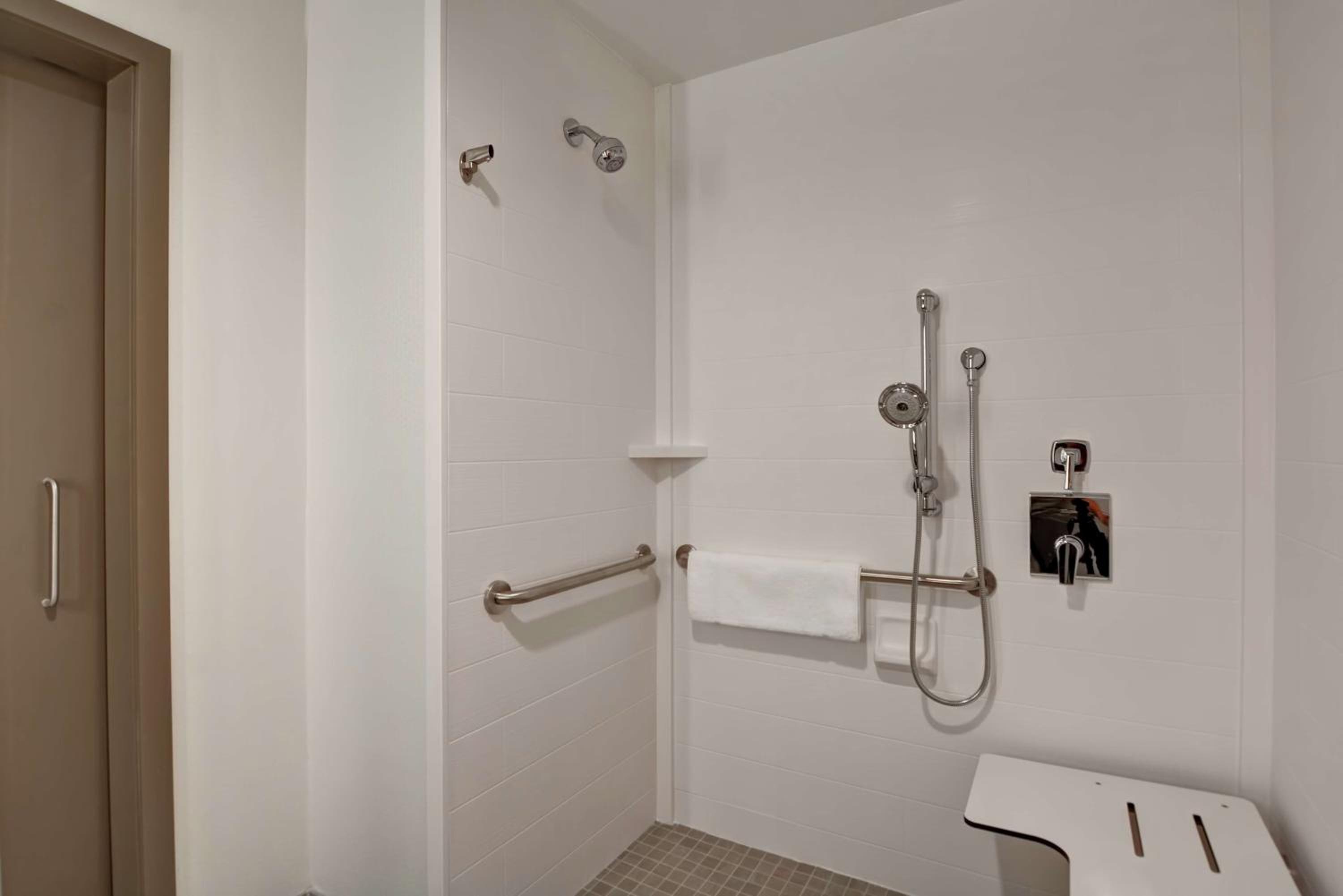 Queen Room with Two Queen Beds - Mobility Access - Photo 6
