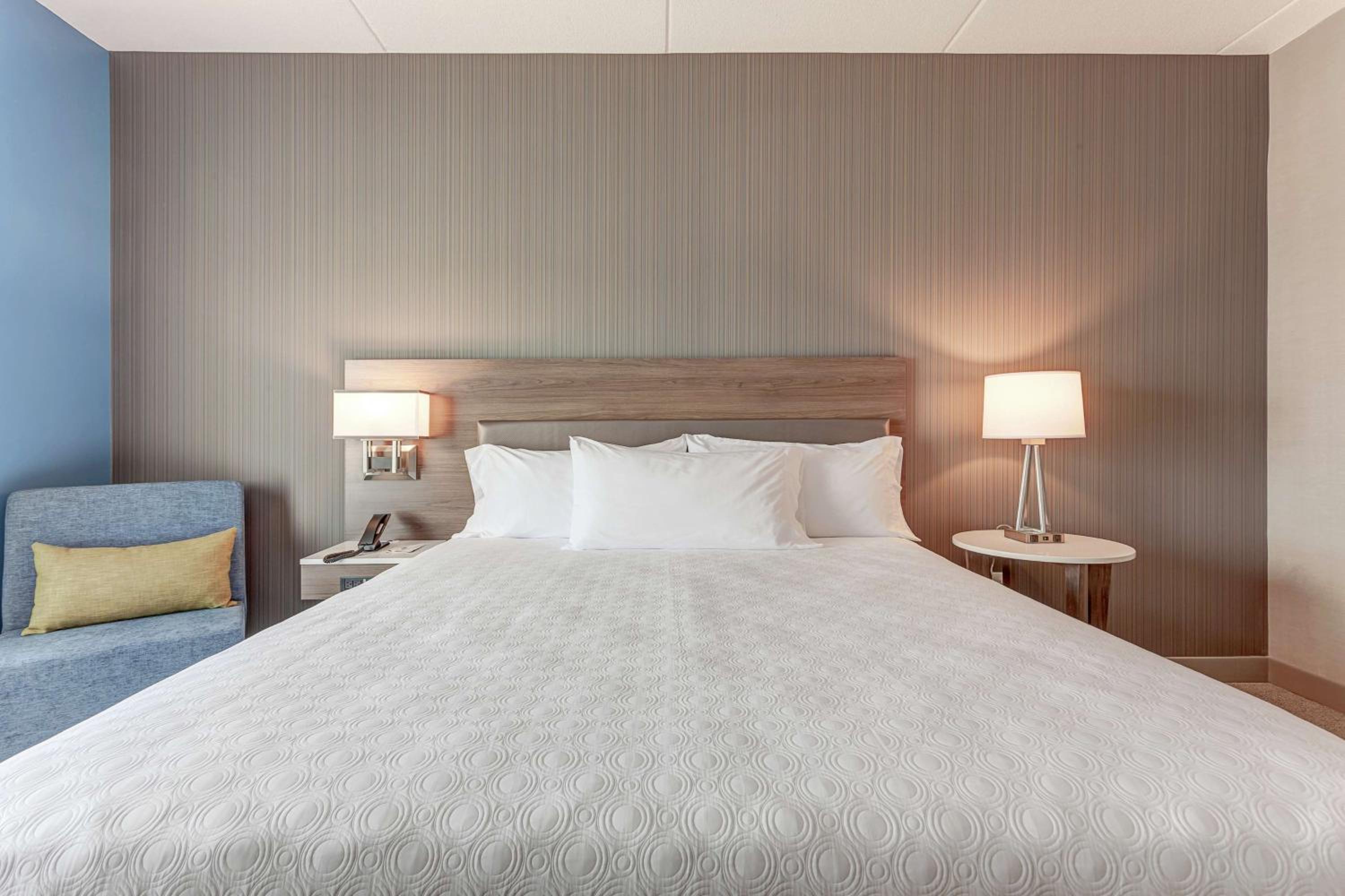 One-Bedroom King Suite - Non-Smoking - Photo 6