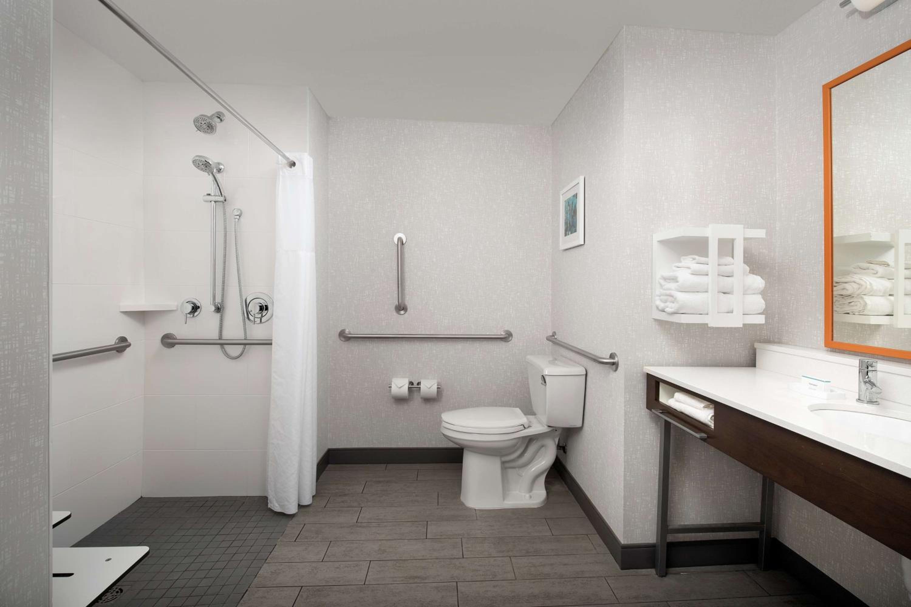 Queen Room with Two Queen Beds and Roll-In Shower - Mobility Access/Non-Smoking - Photo 2