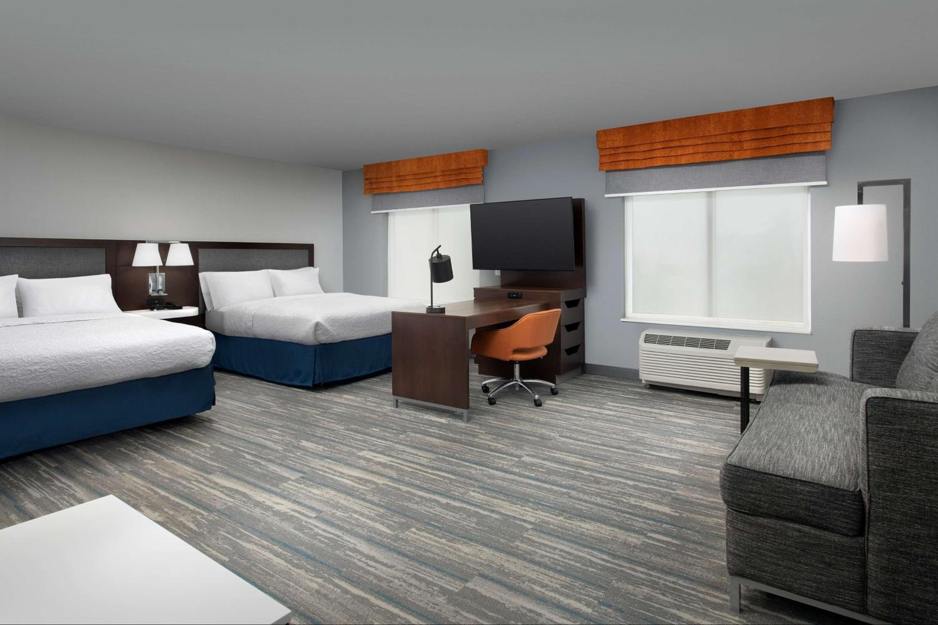 Queen Studio Suite with Two Queen Beds - Non-Smoking - Photo 2