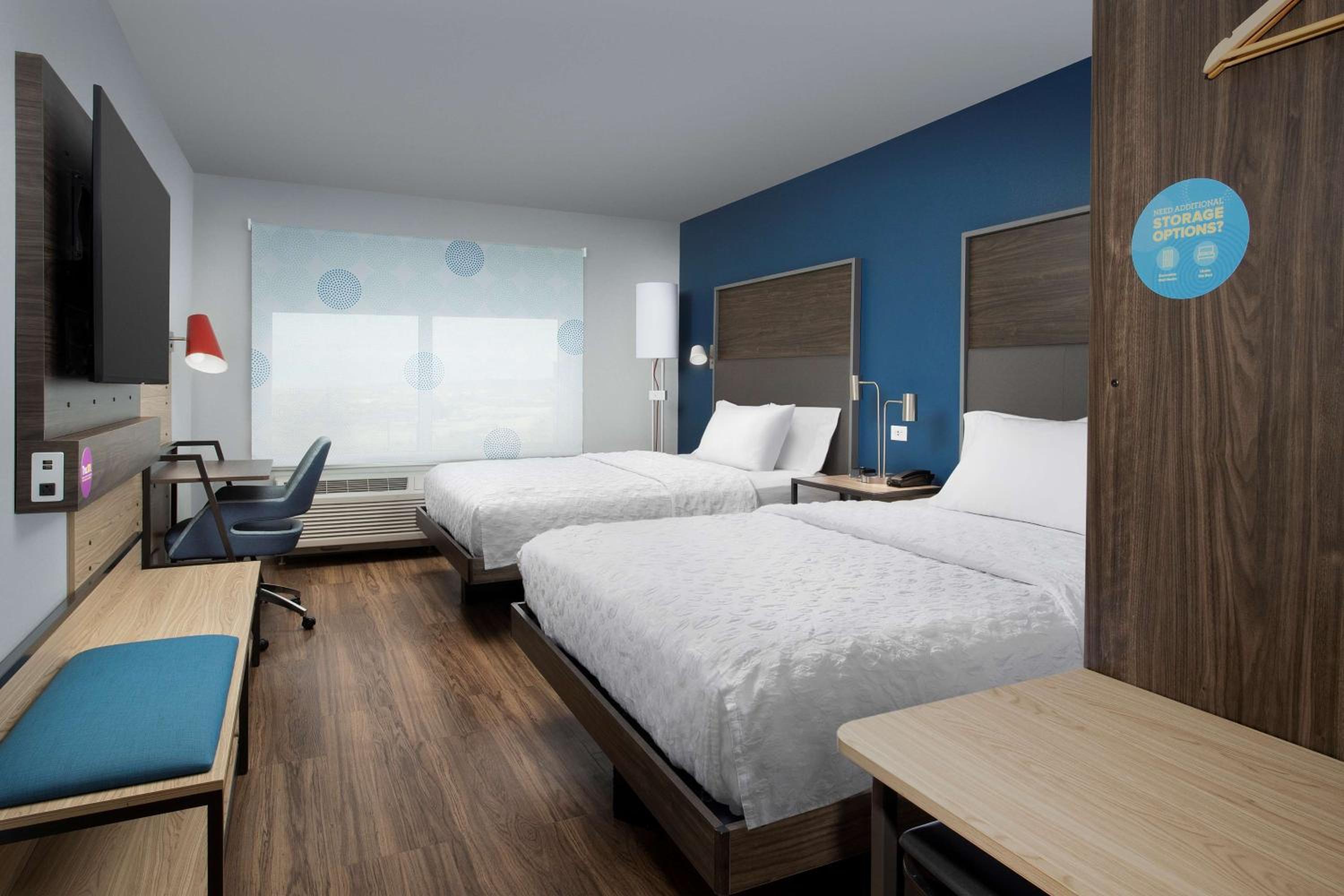Queen Room with Two Queen Beds - Photo 5