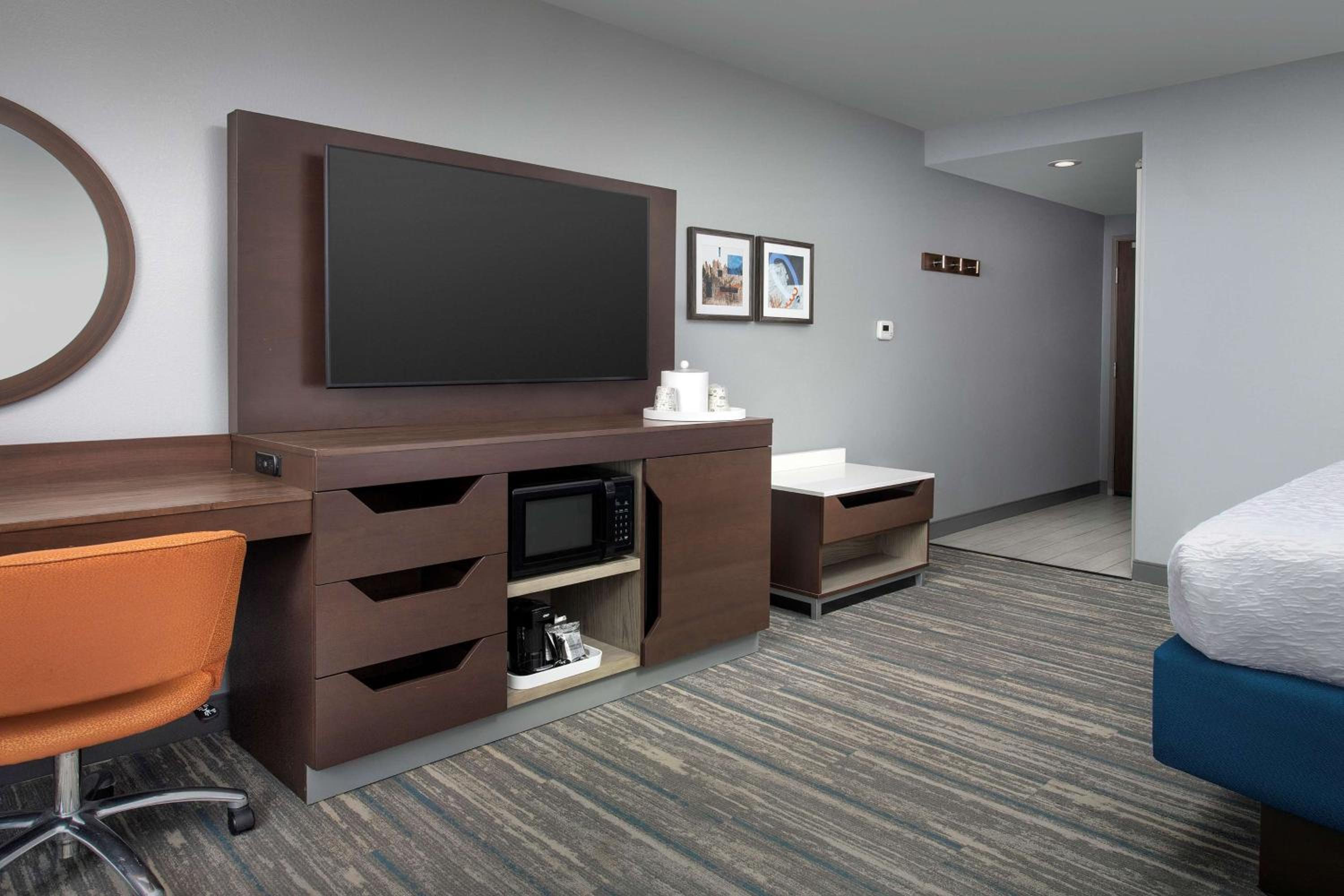 King Room with Sofa Bed - Non-Smoking - Photo 1