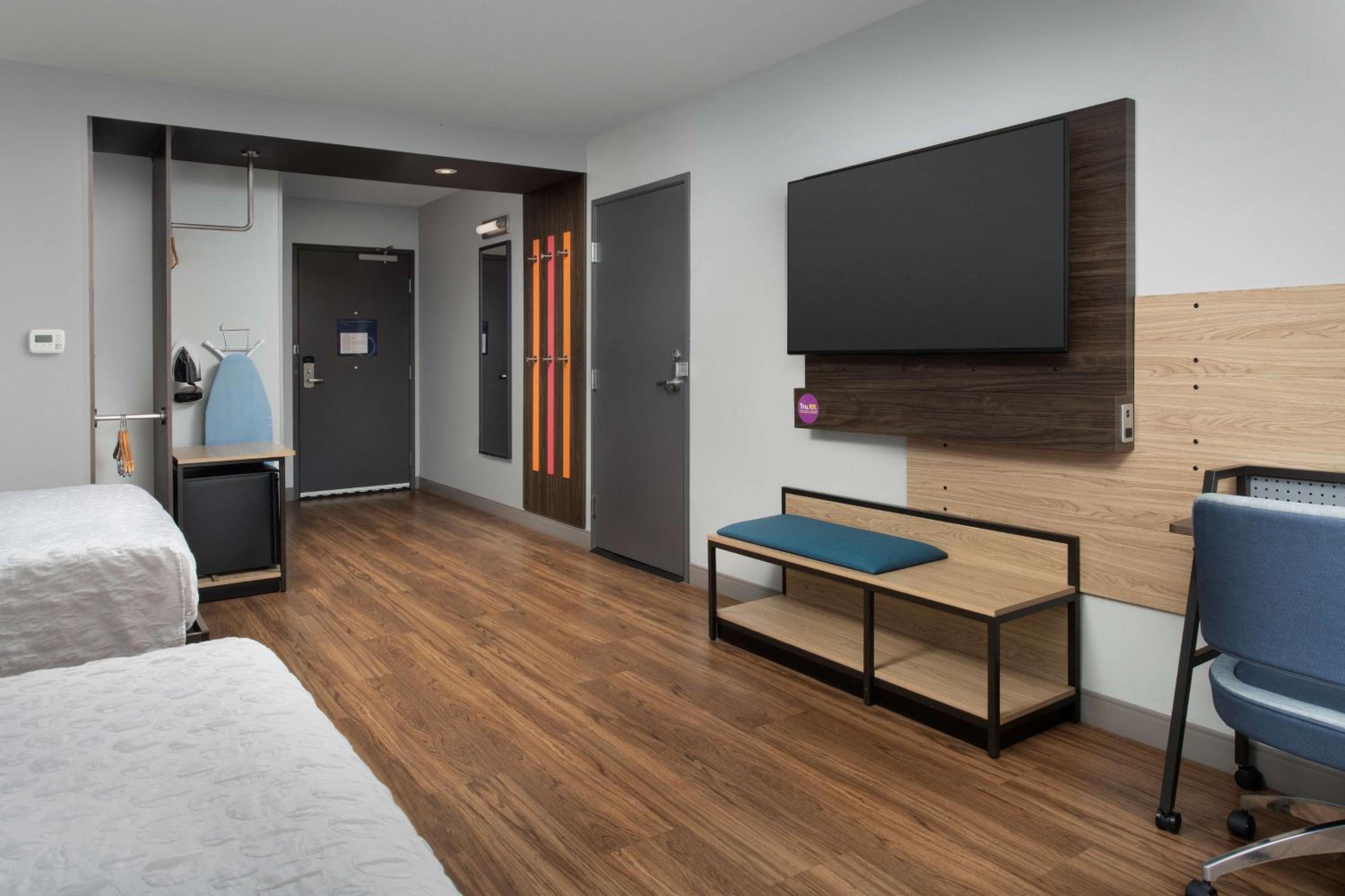 Queen Room with Two Queen Beds and Roll-In Shower - Mobility Access - Photo 6