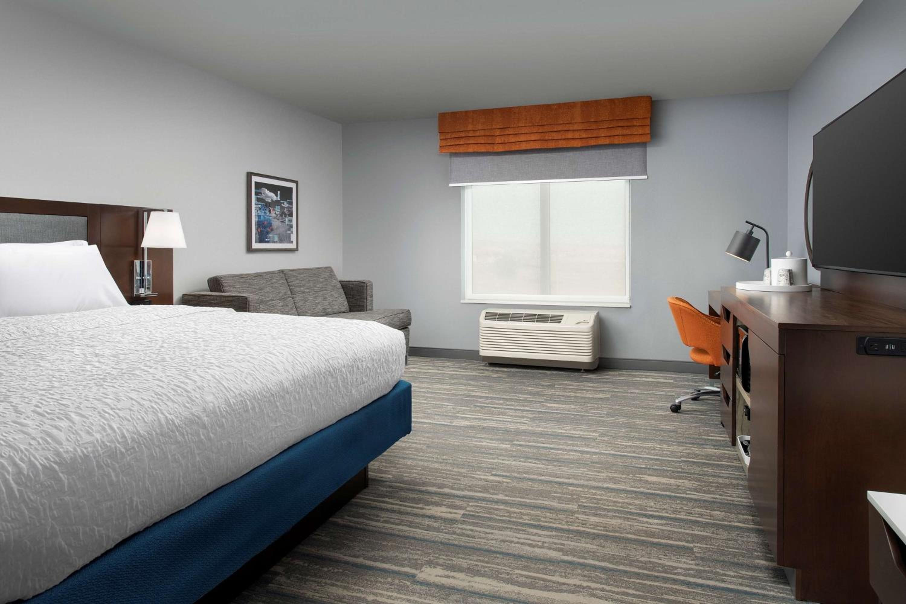 King Room with Sofa Bed - Non-Smoking - Photo 2