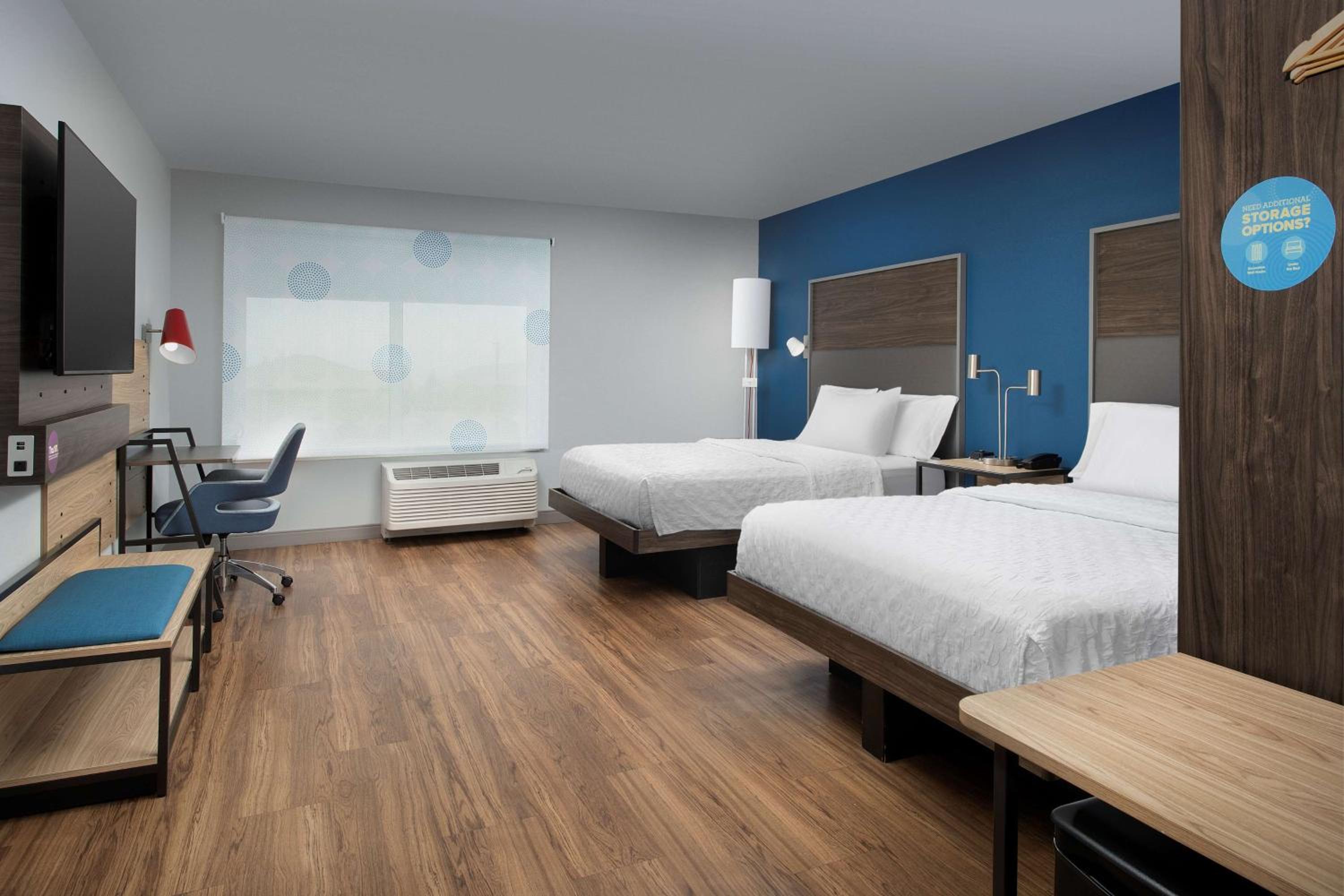 Queen Room with Two Queen Beds and Roll-In Shower - Mobility Access - Photo 3