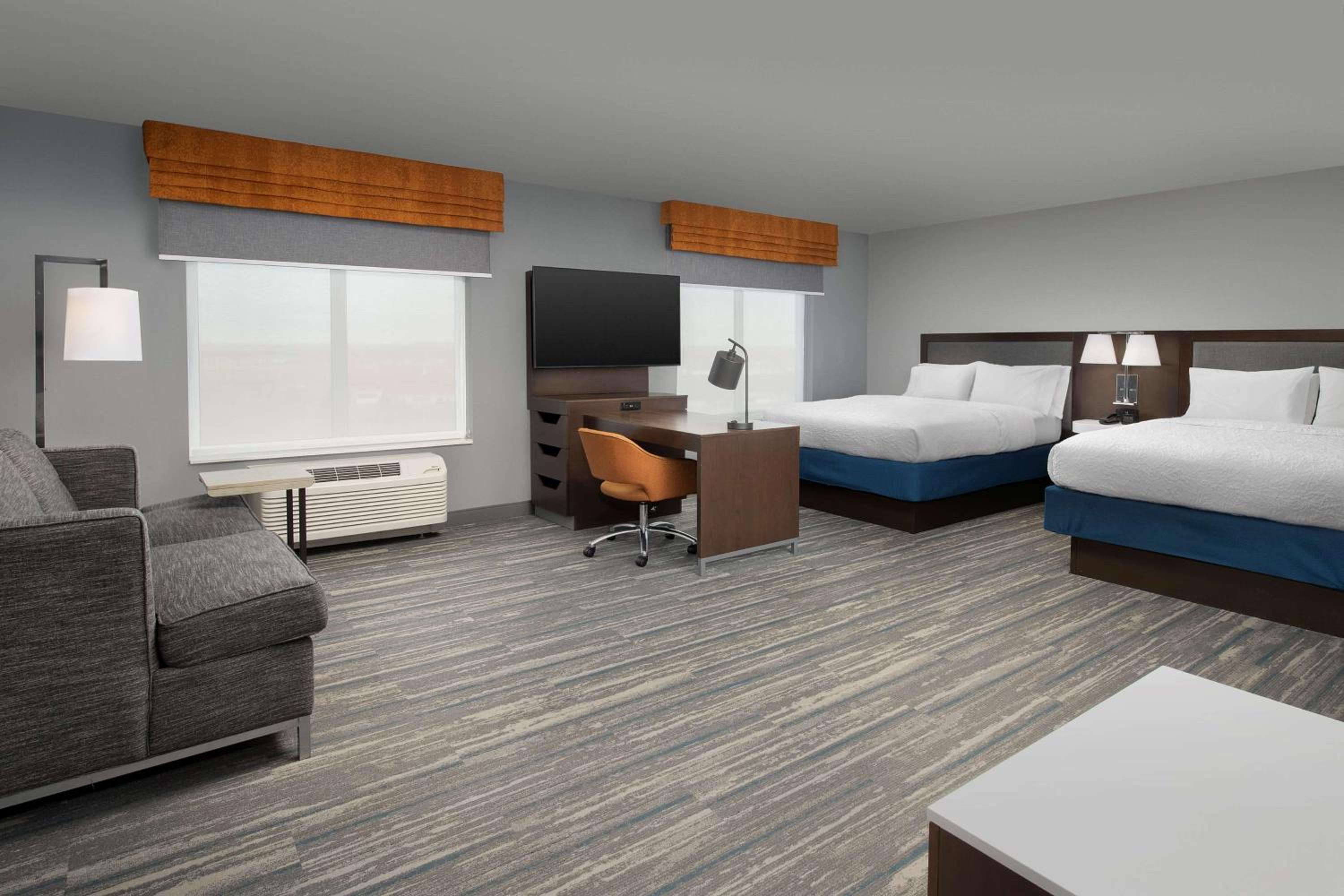 Queen Studio Suite with Two Queen Beds - Non-Smoking - Photo 4