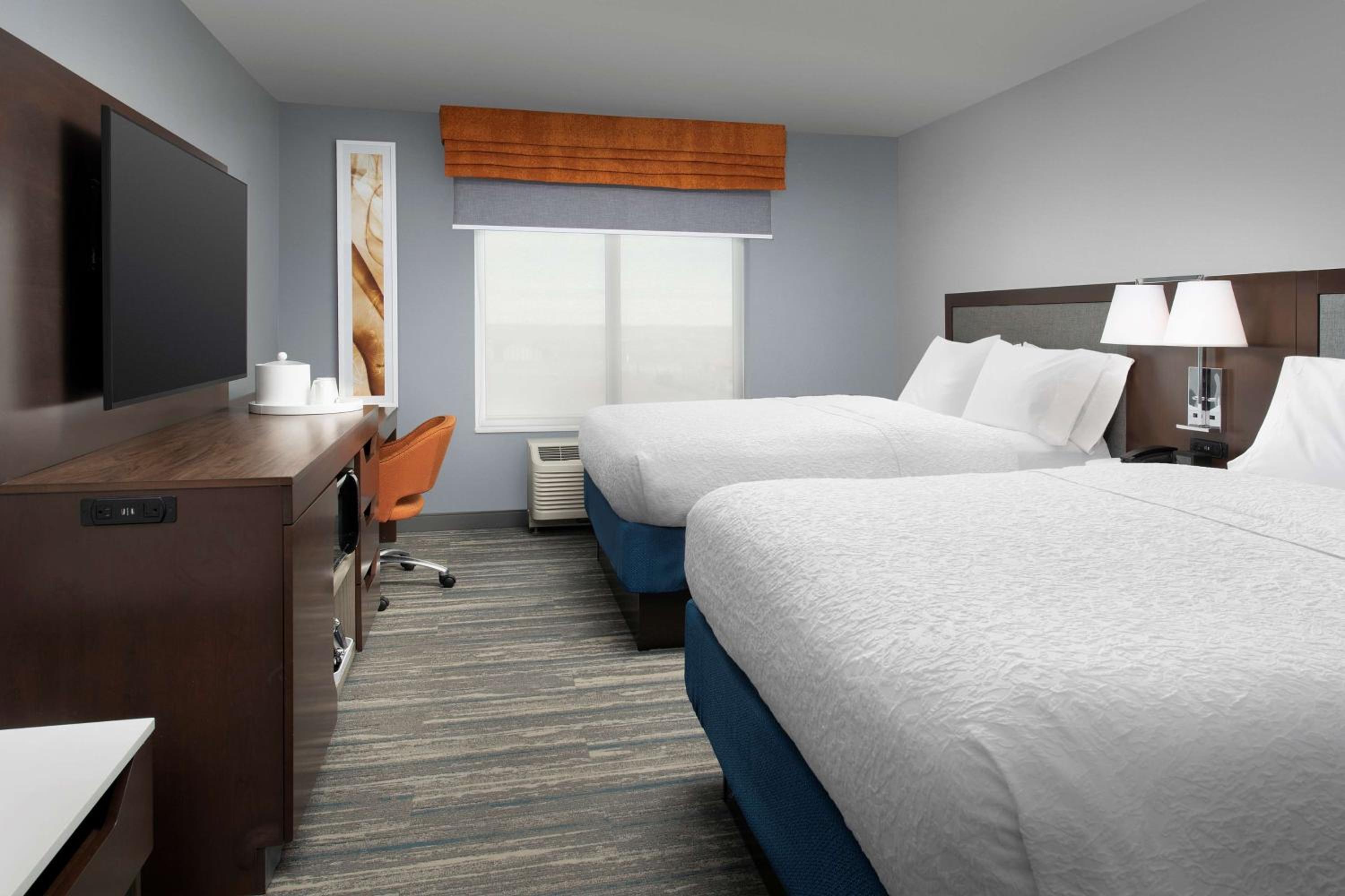 Queen Room with Two Queen Beds - Photo 6