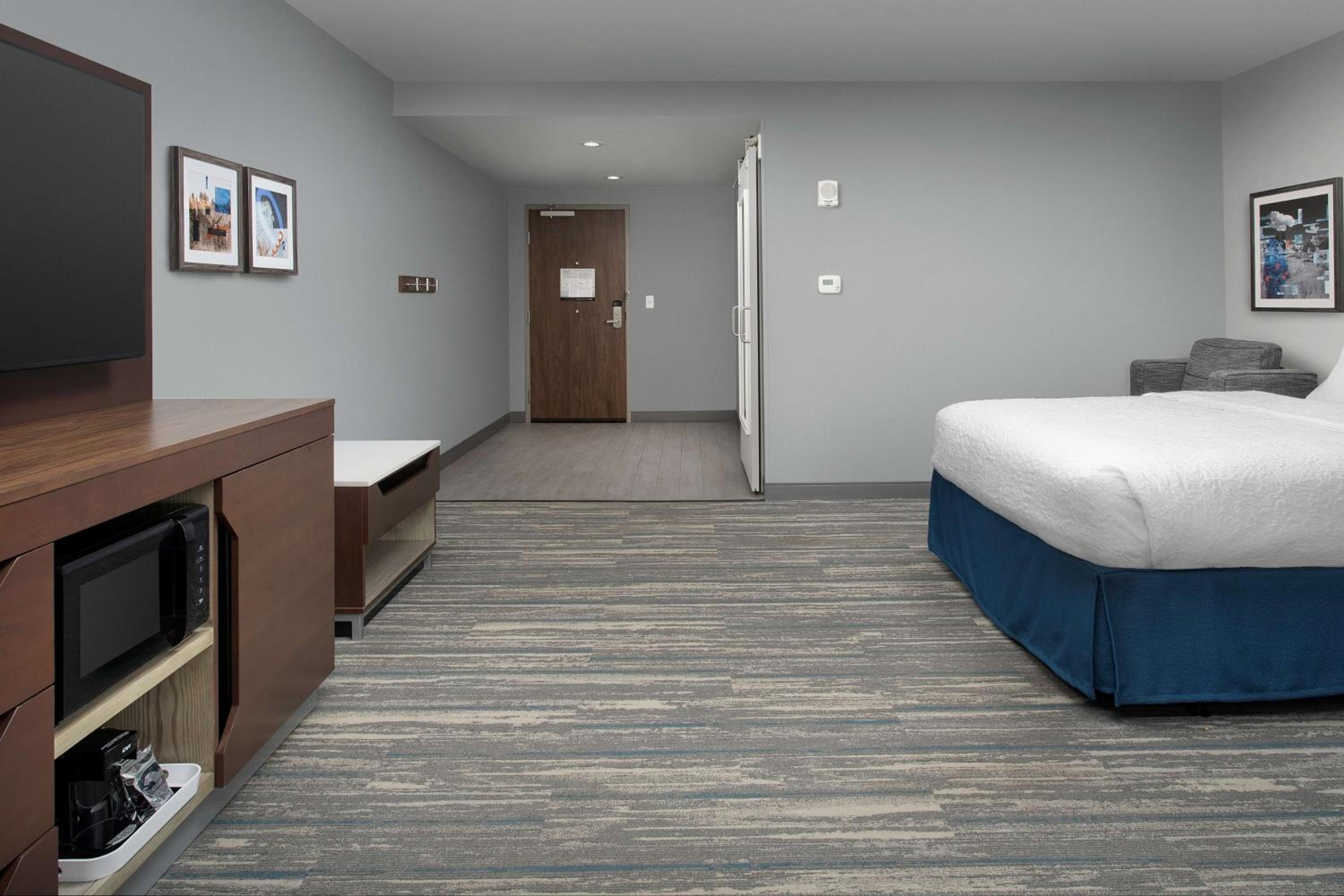 Queen Room with Two Queen Beds and Roll-In Shower - Mobility Access/Non-Smoking - Photo 1