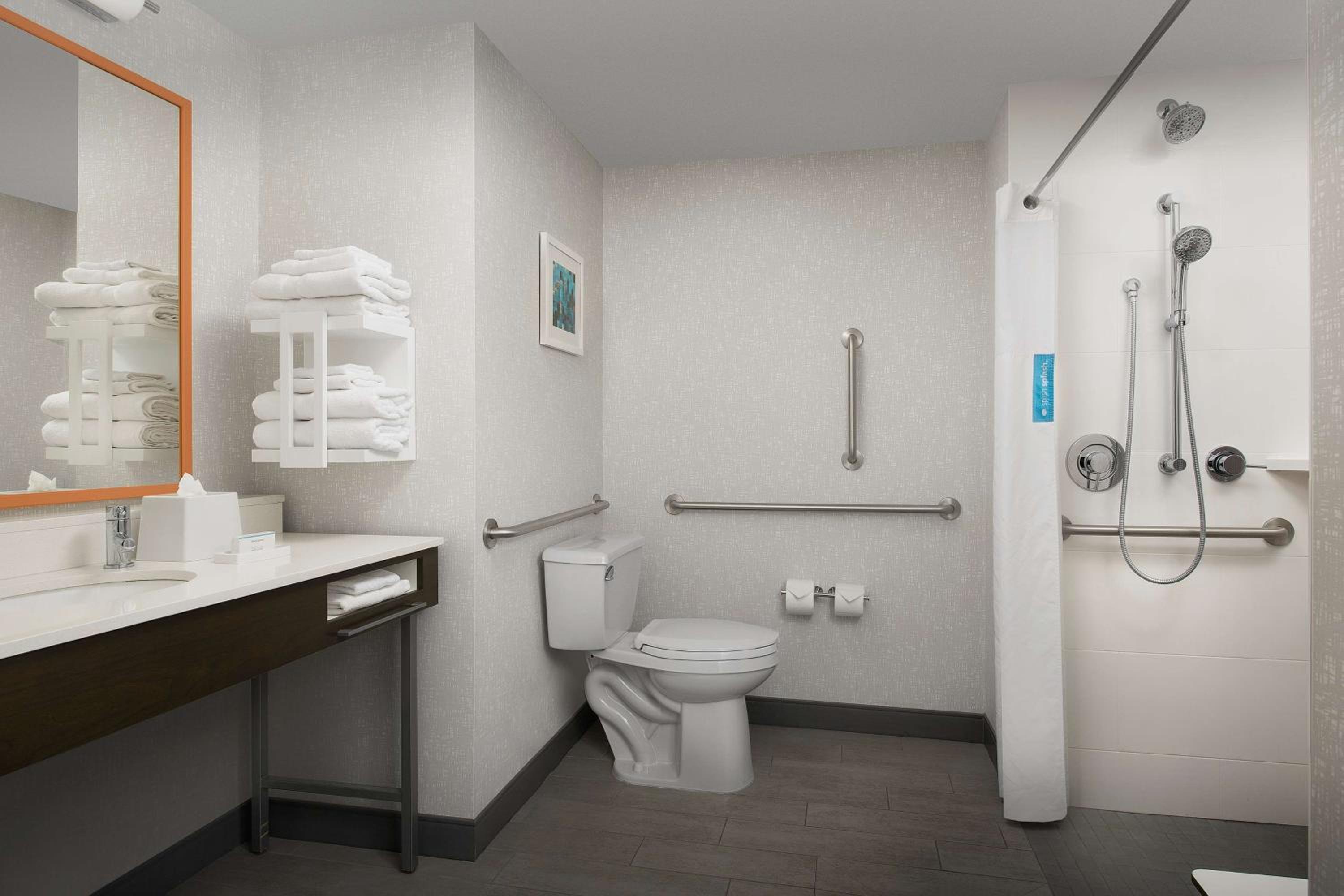 Queen Room with Two Queen Beds and Roll-In Shower - Mobility Access/Non-Smoking - Photo 5
