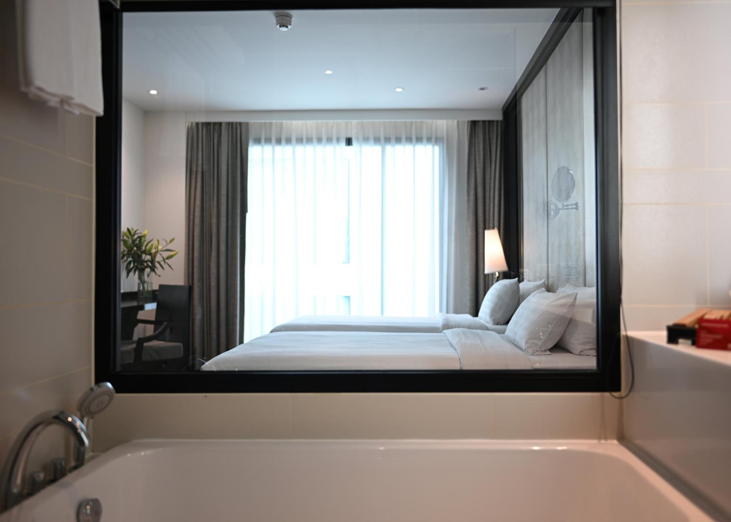 Deluxe Twin Room thumbnail 6