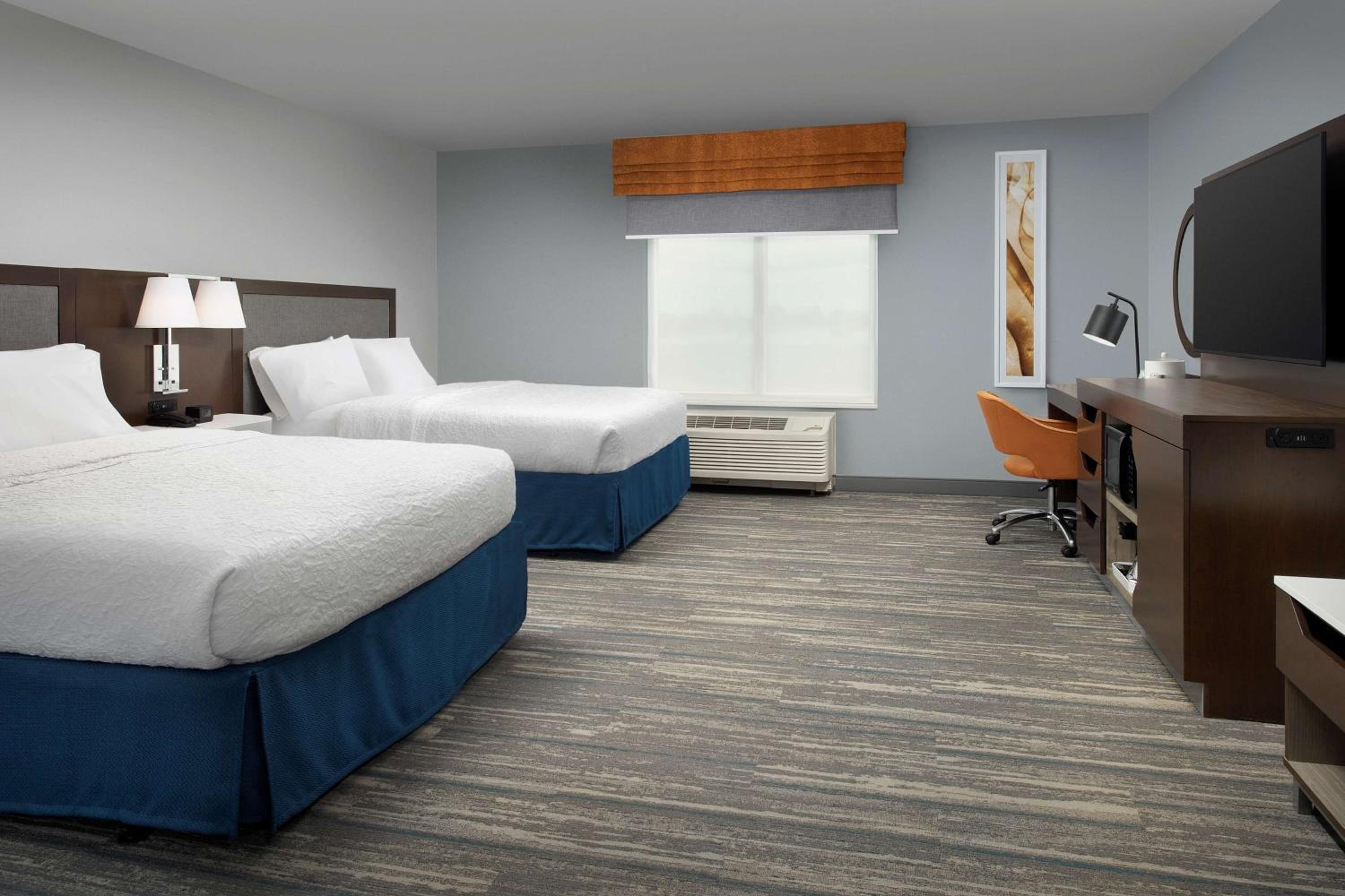 Queen Room with Two Queen Beds and Roll-In Shower - Mobility Access/Non-Smoking - Photo 4