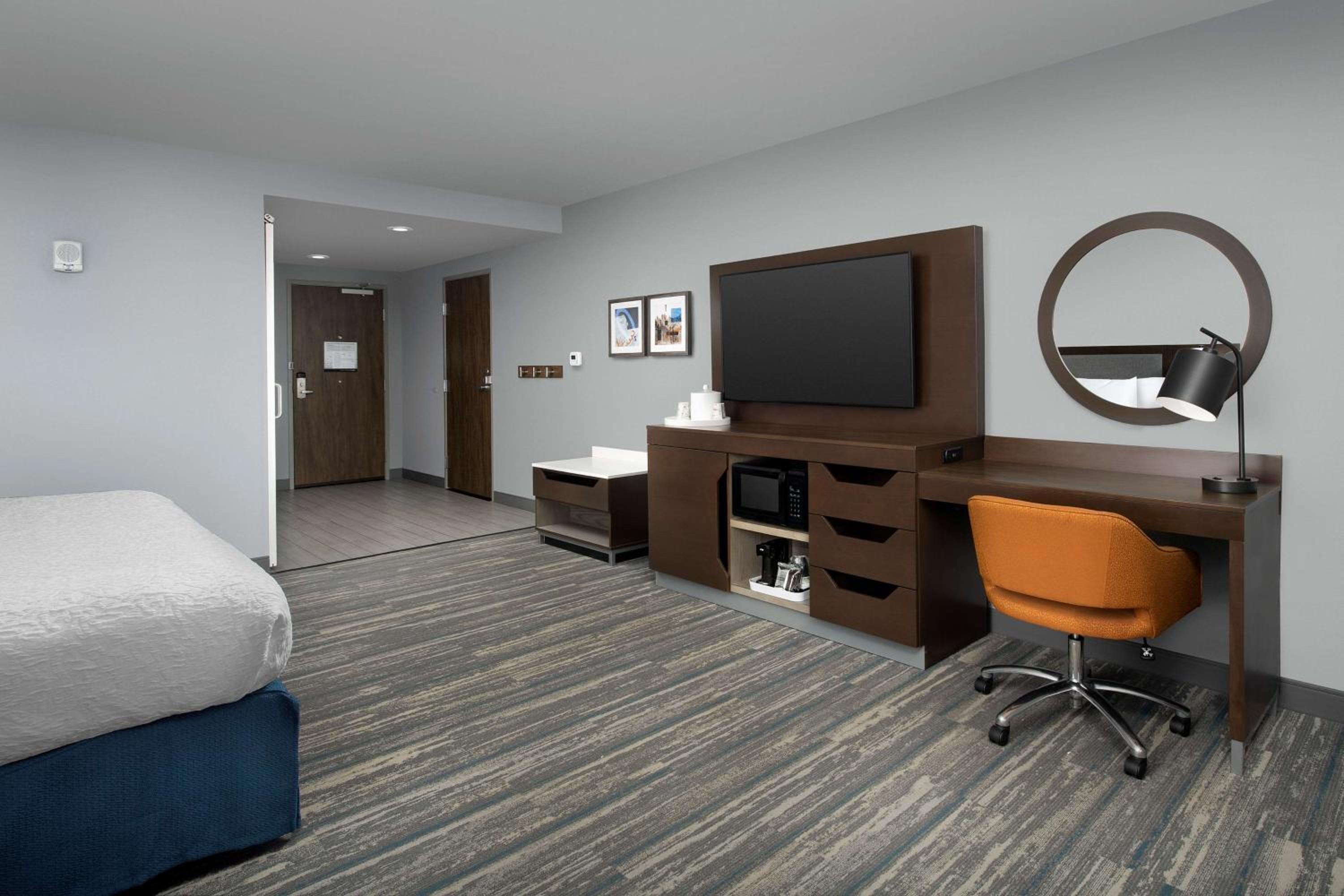 King Room with Roll-In Shower - Mobility and Hearing Access/Non-Smoking - Photo 11
