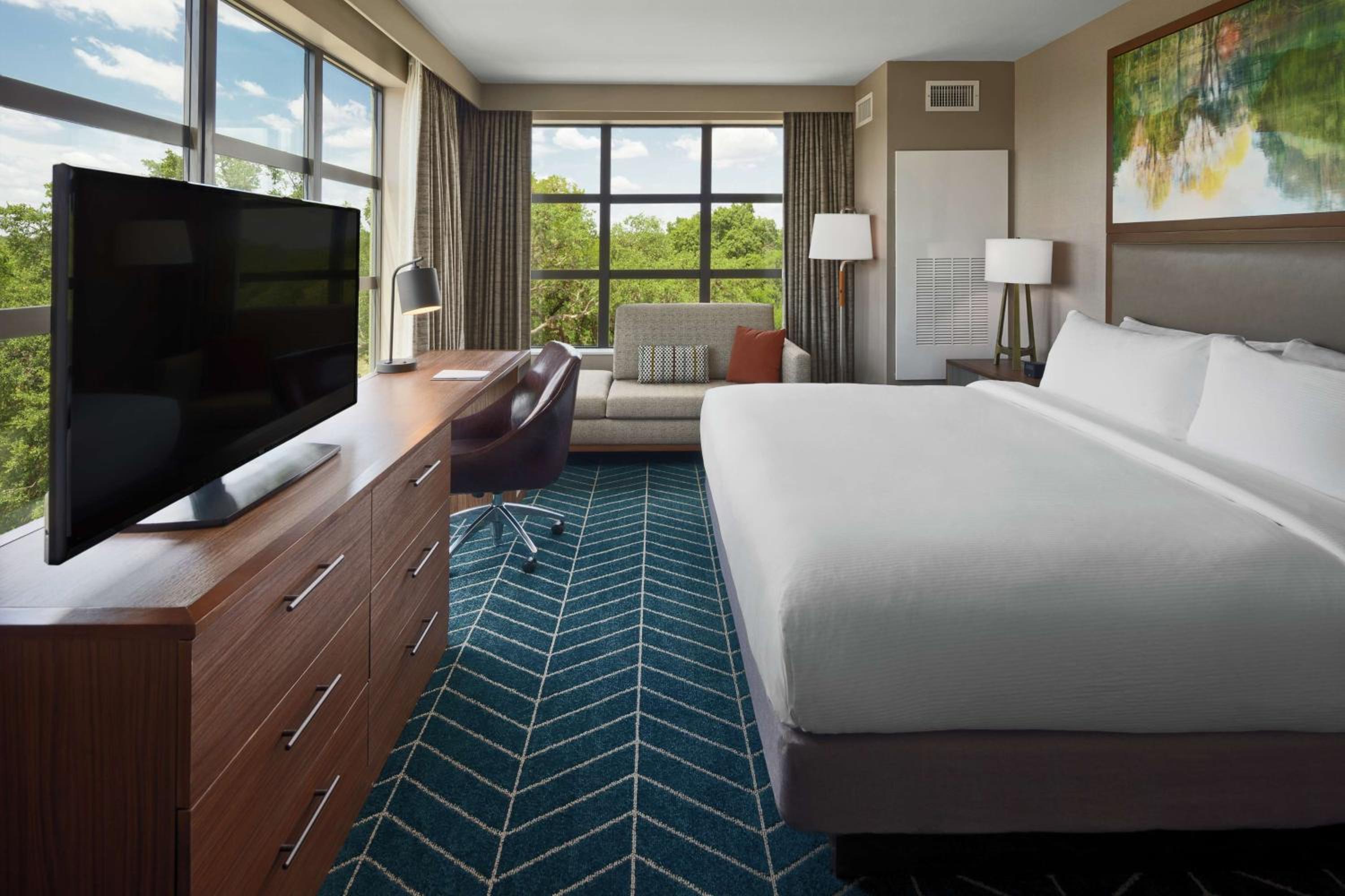 Corner King Room with Pool View - Photo 2