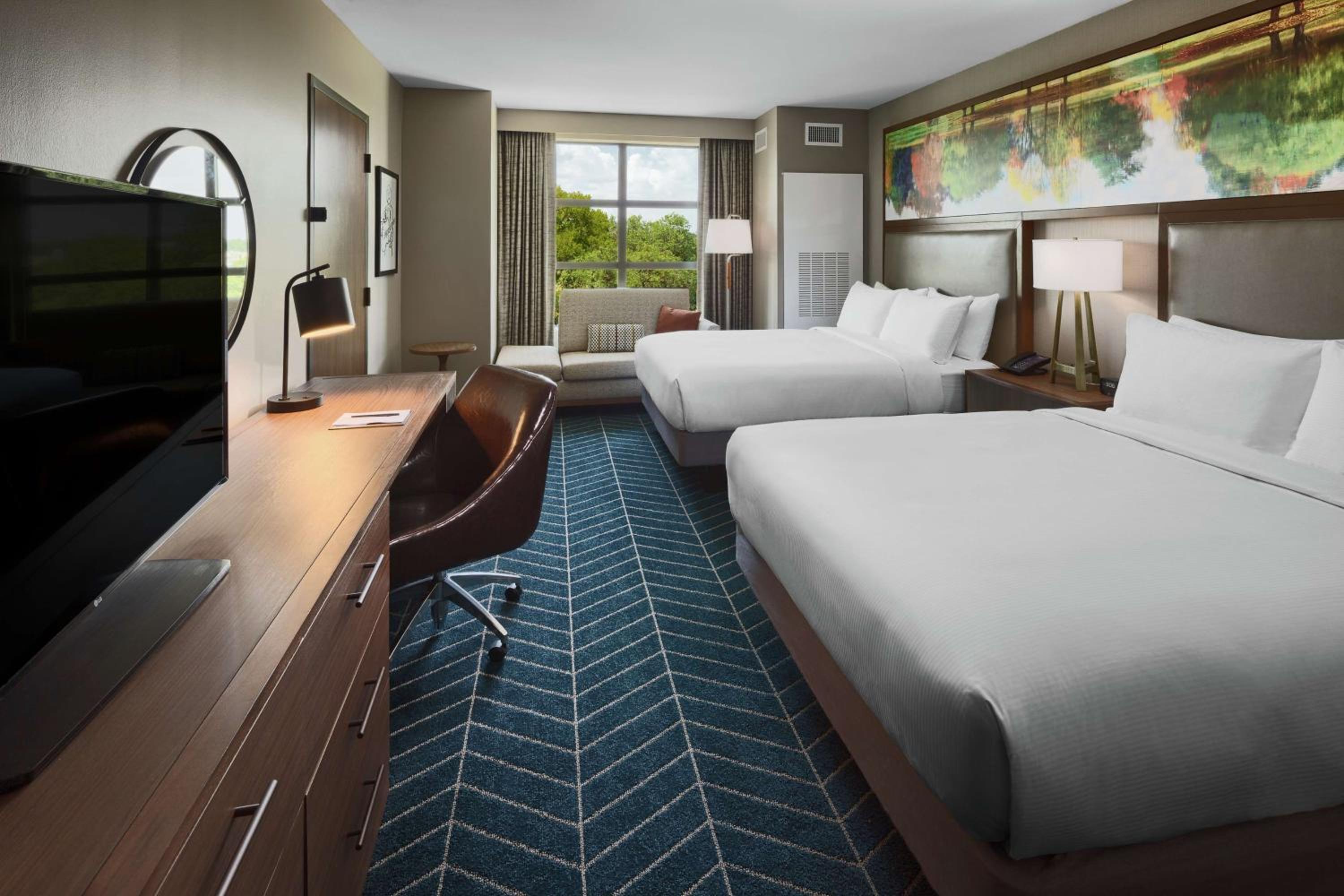 Queen Room with Two Queen Beds - Photo 2
