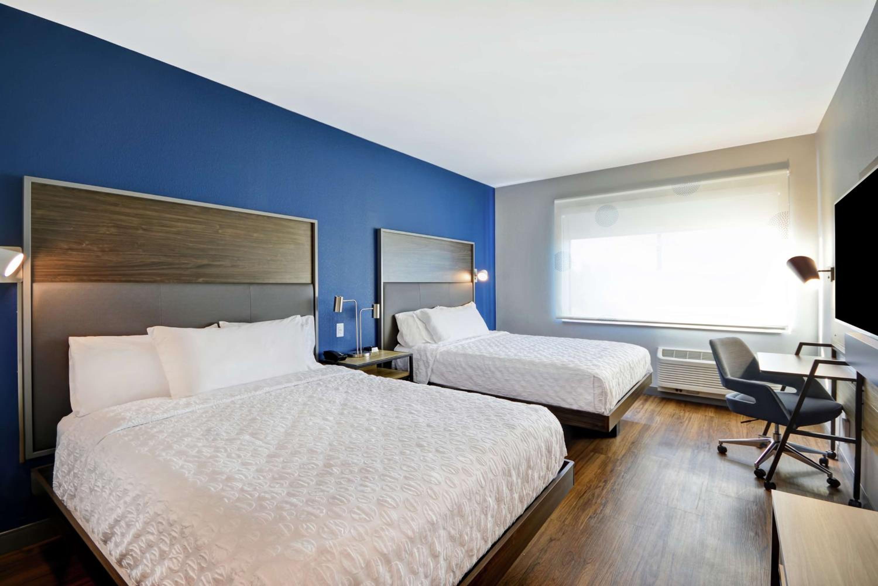 Queen Room with Two Queen Beds - Photo 3