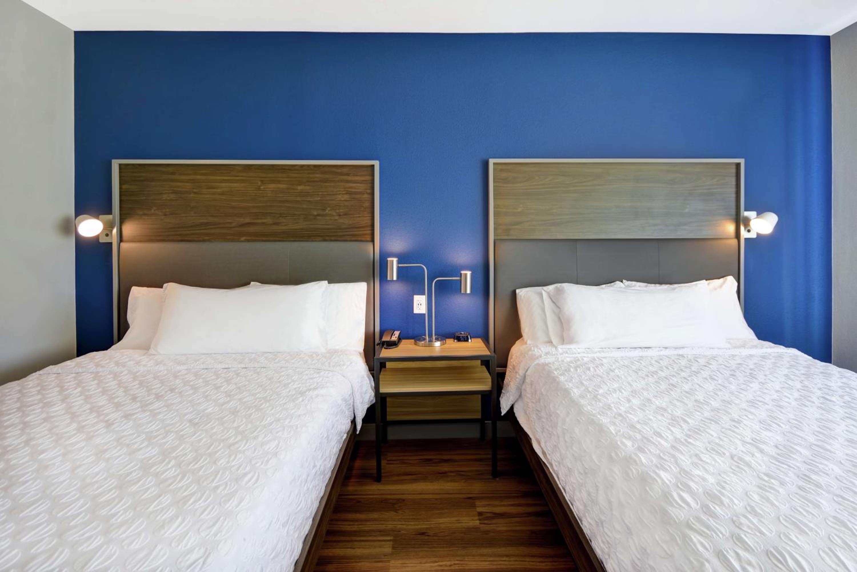 Queen Room with Two Queen Beds - Photo 4