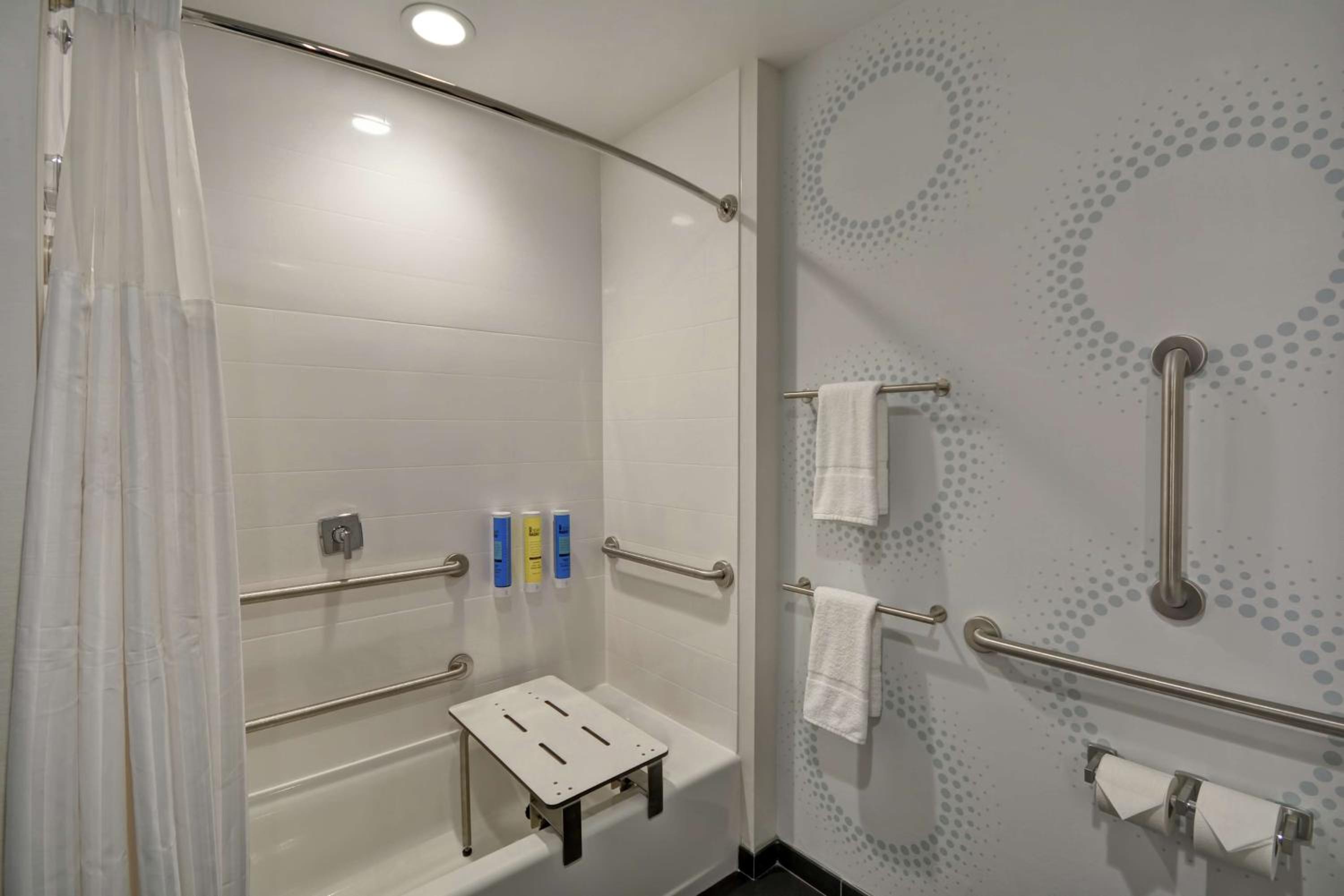 King Room with Bath Tub - Mobility and Hearing Access - Photo 2