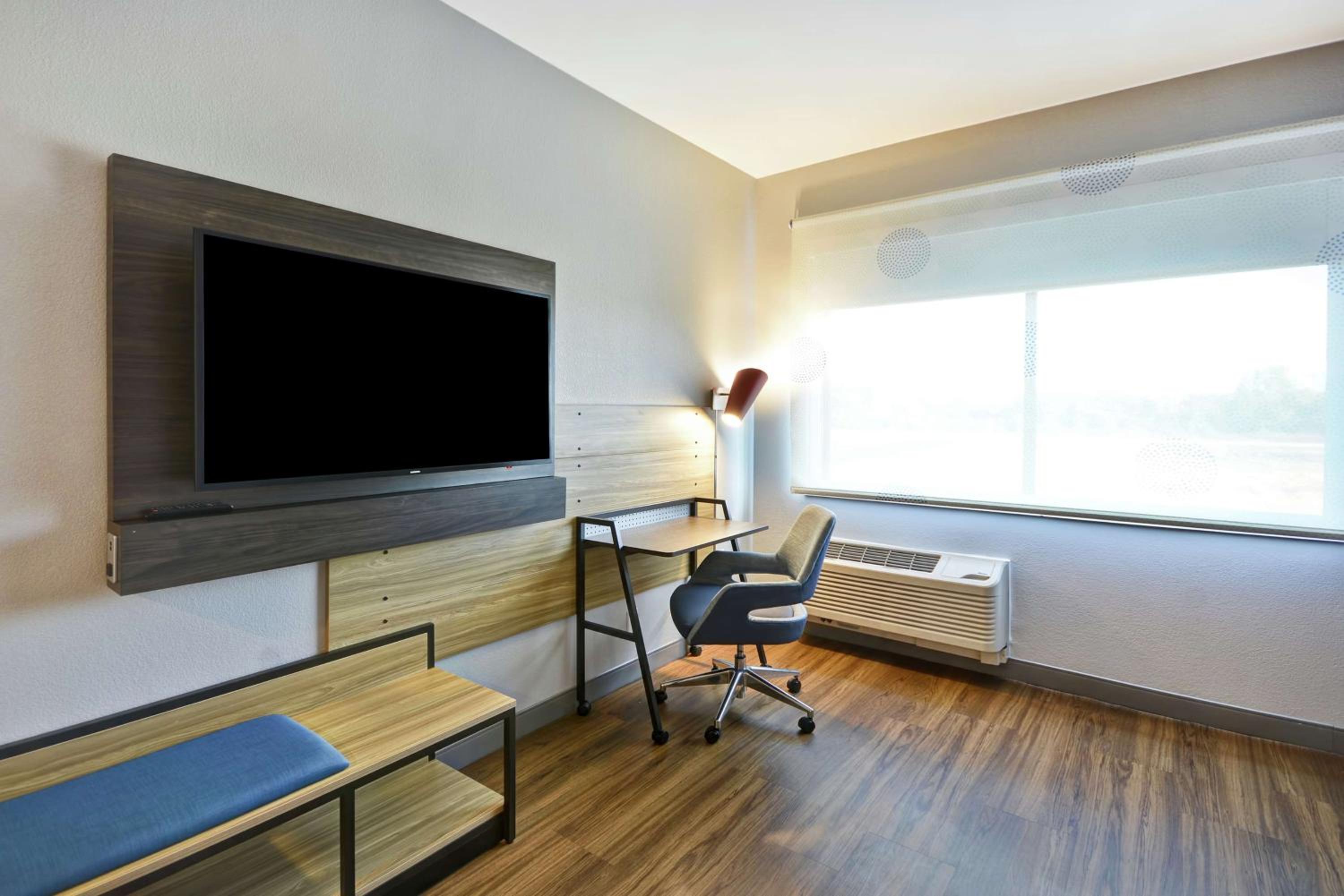King Room with Bath Tub - Mobility and Hearing Access - Photo 3