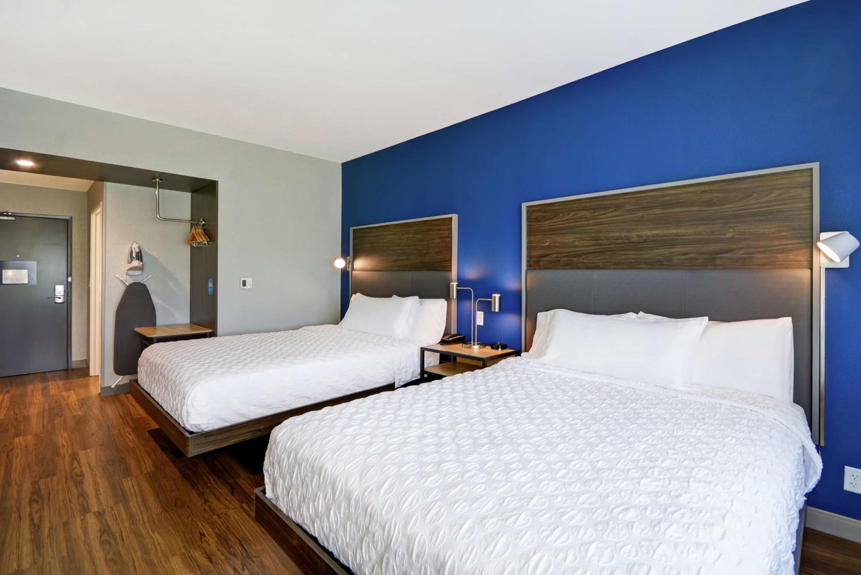 Queen Room with Two Queen Beds - Photo 5