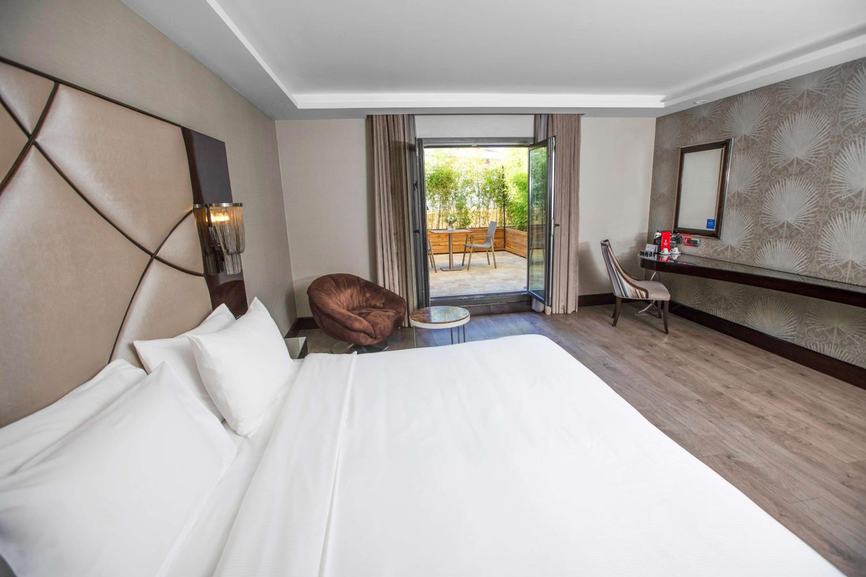 Deluxe King Room with Terrace thumbnail 5