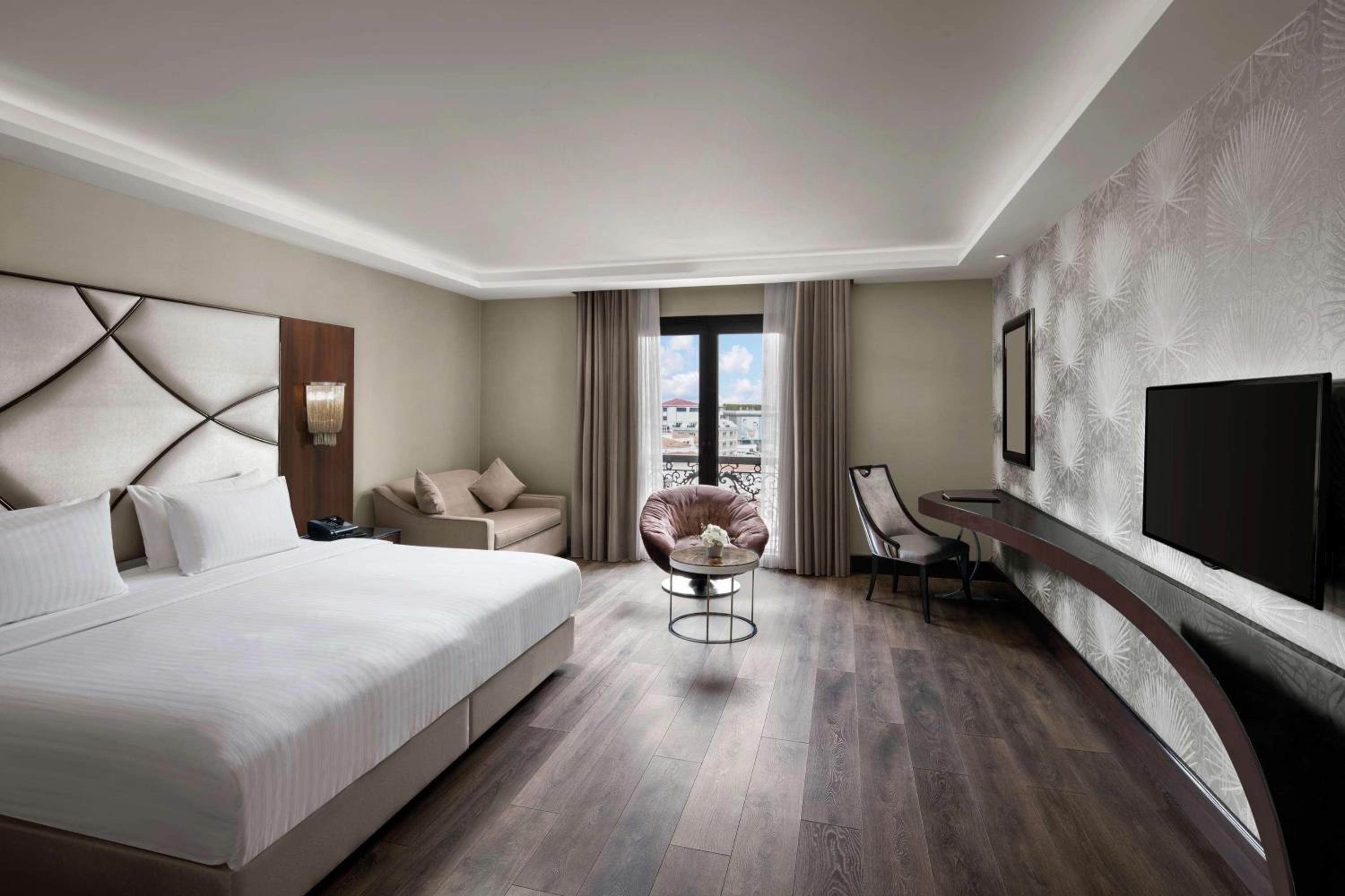 Deluxe King Room with City View