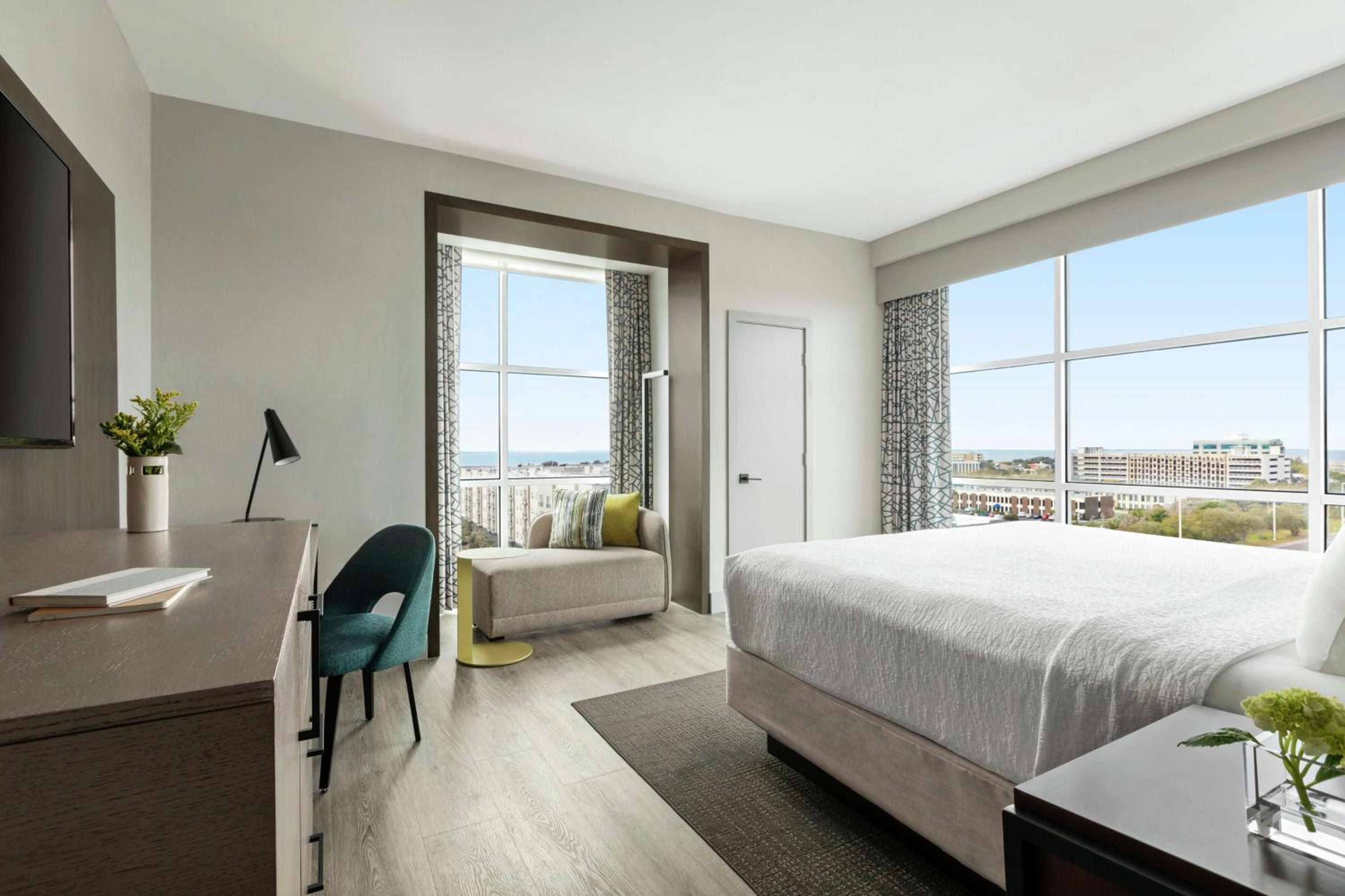 King Bed with City View - Photo 5