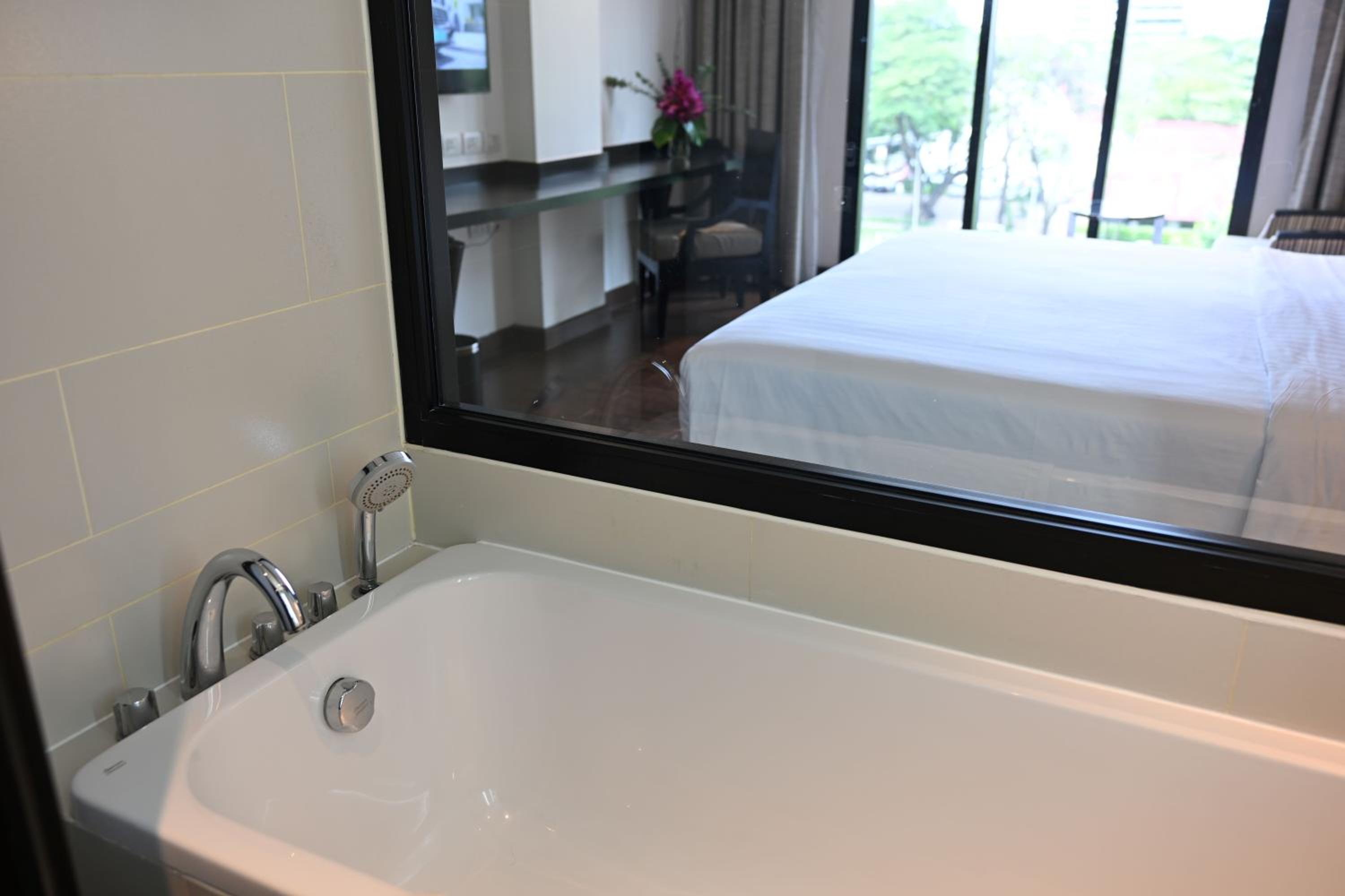 Deluxe Room 1 King Bed