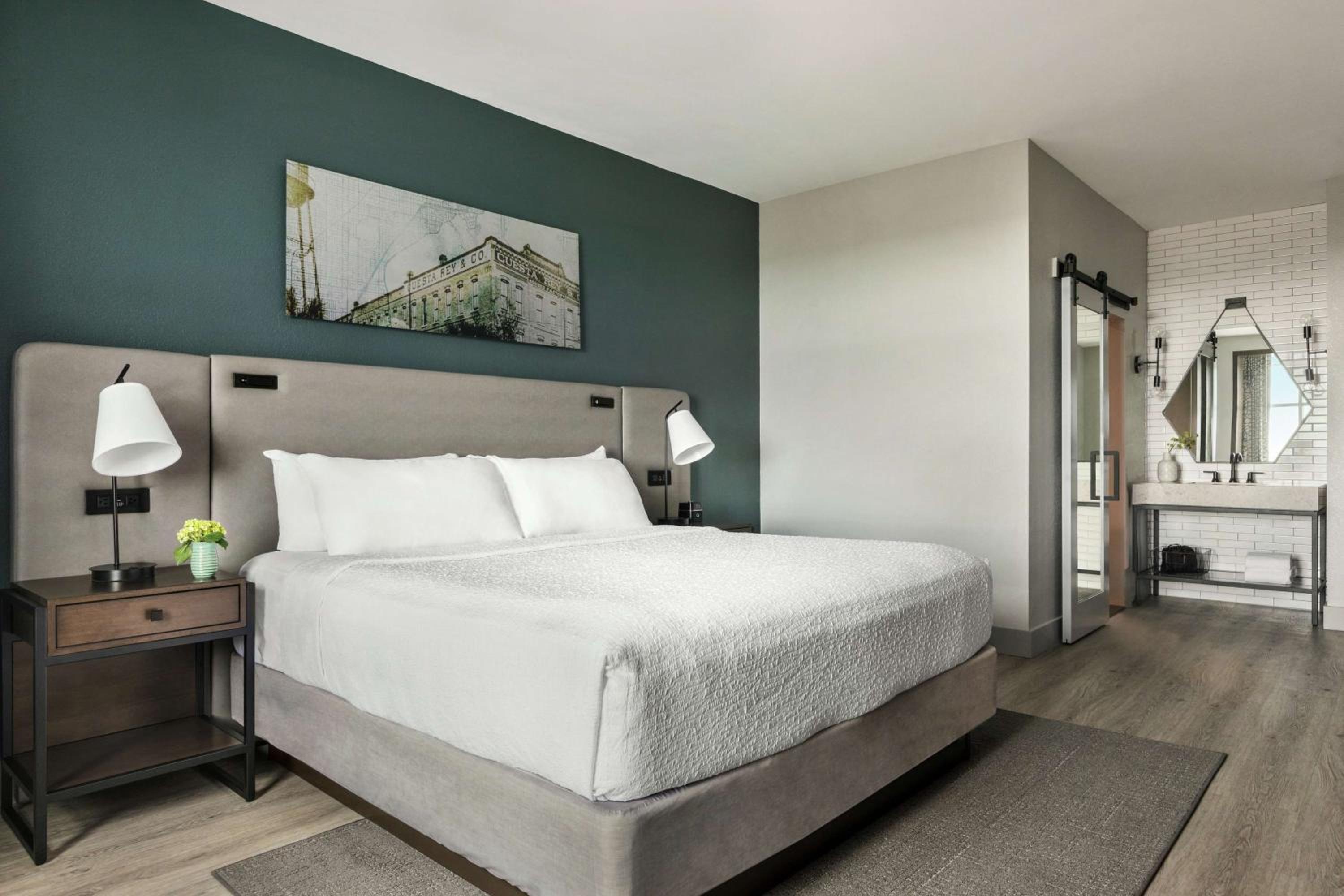 King Bed with City View - Photo 1