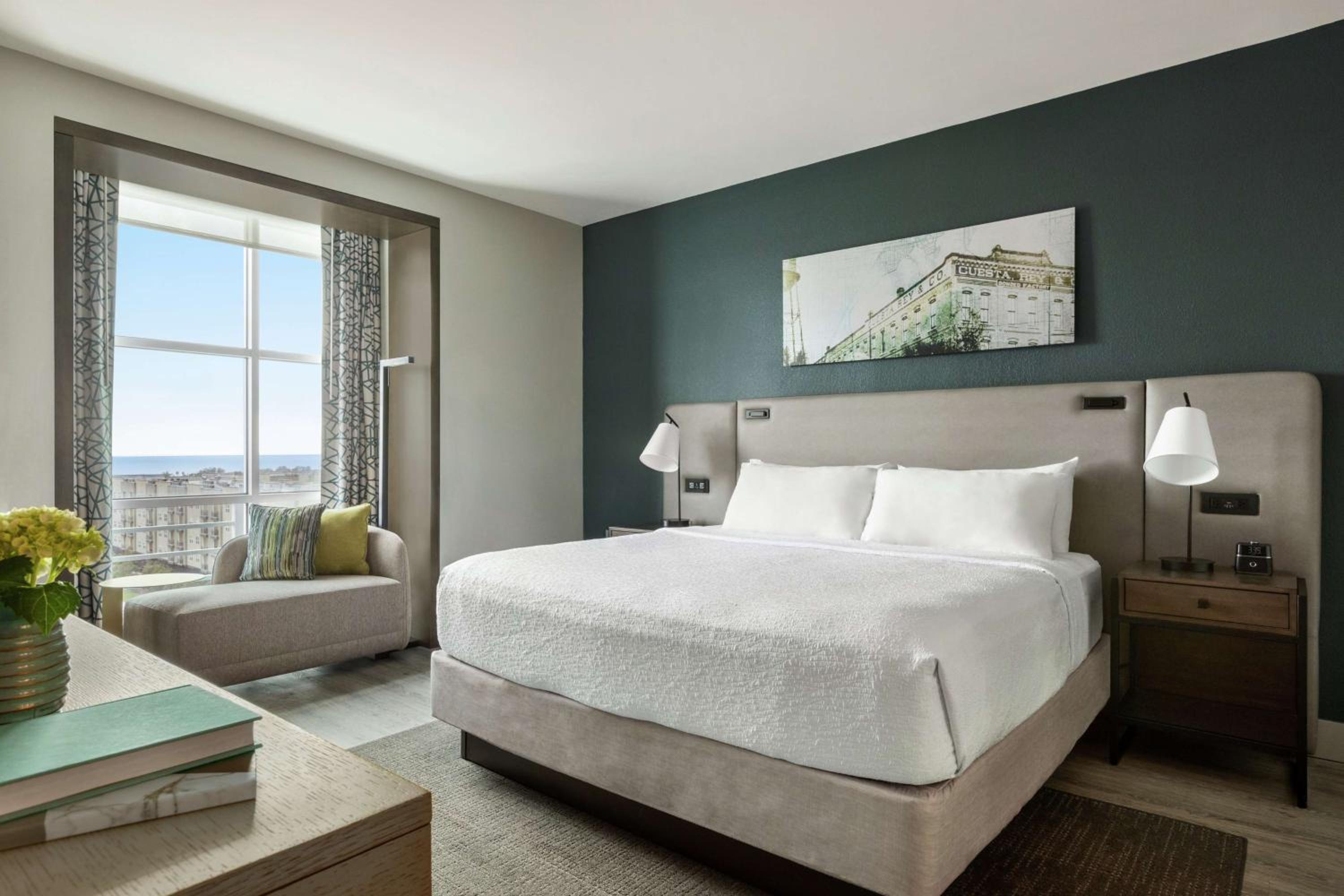 King Bed with City View - Photo 3