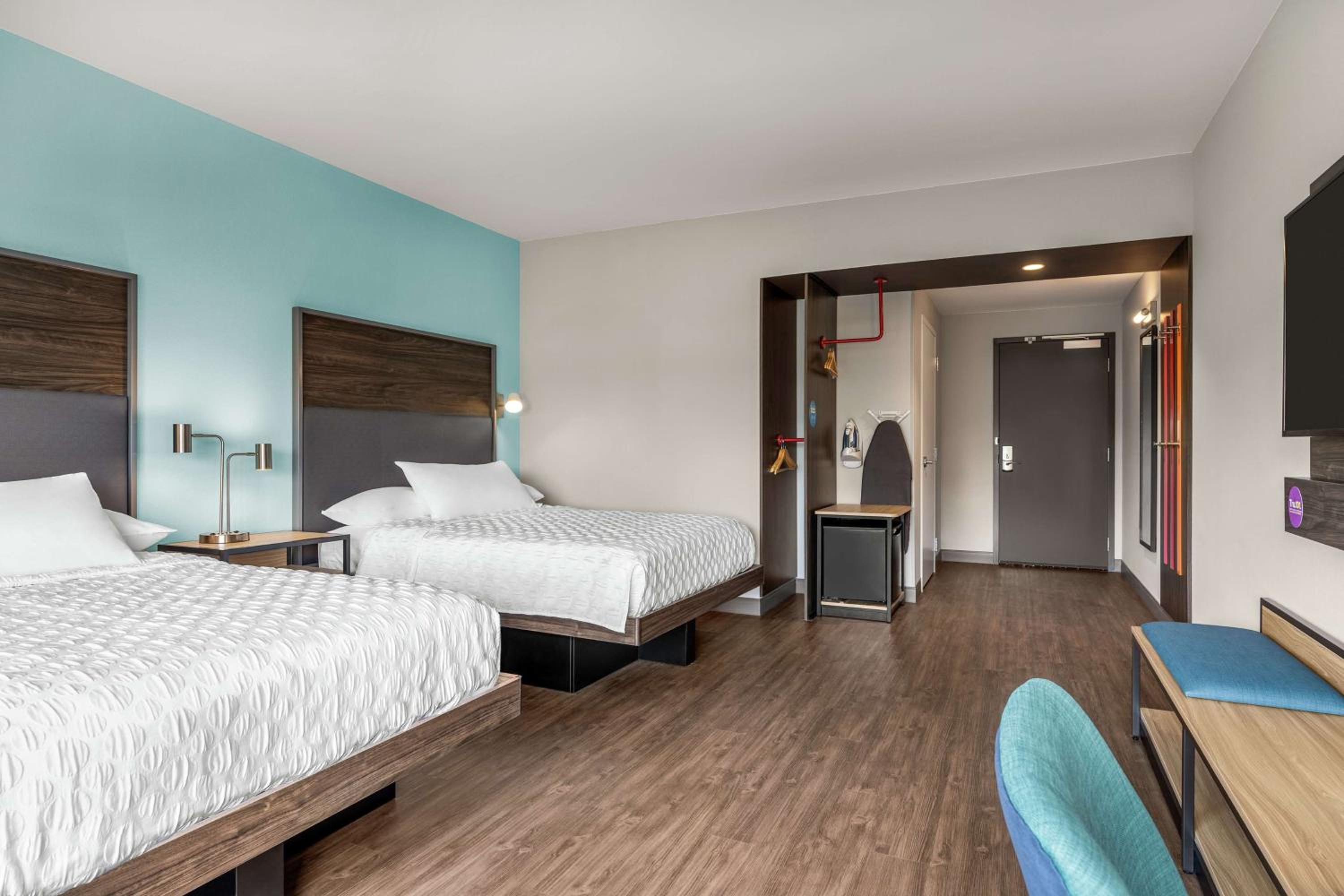 Queen Room with Two Queen Beds and Roll-In Shower - Mobility Access photo 1