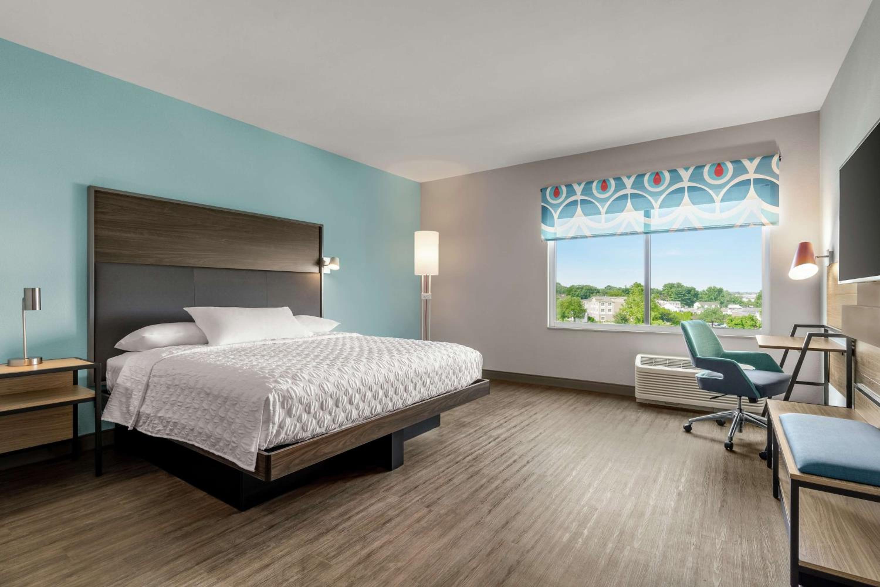 King Room with Roll-In Shower - Mobility Access photo 1
