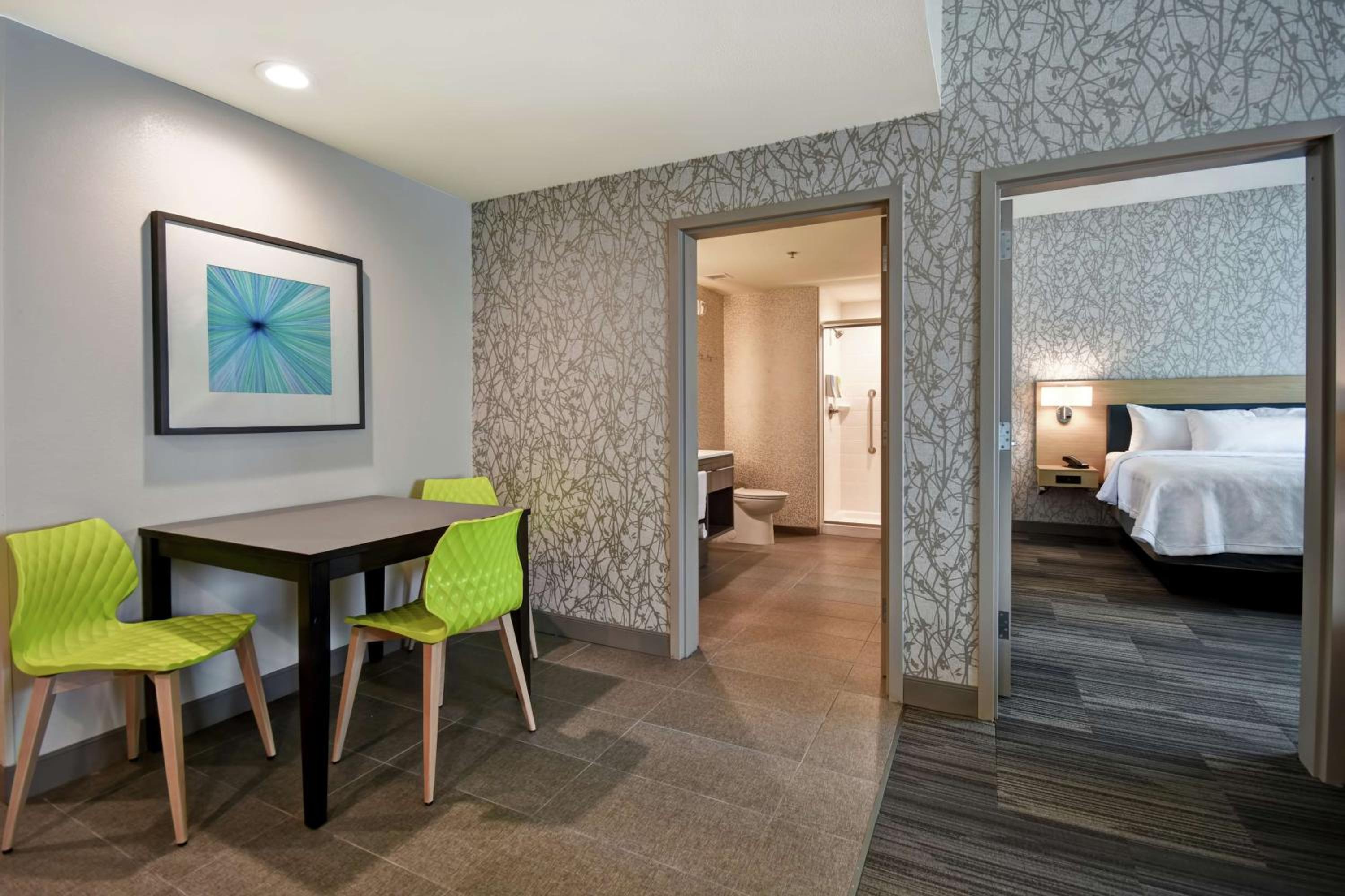 King Suite with Bath Tub - Mobility Access/Non-Smoking - Photo 2
